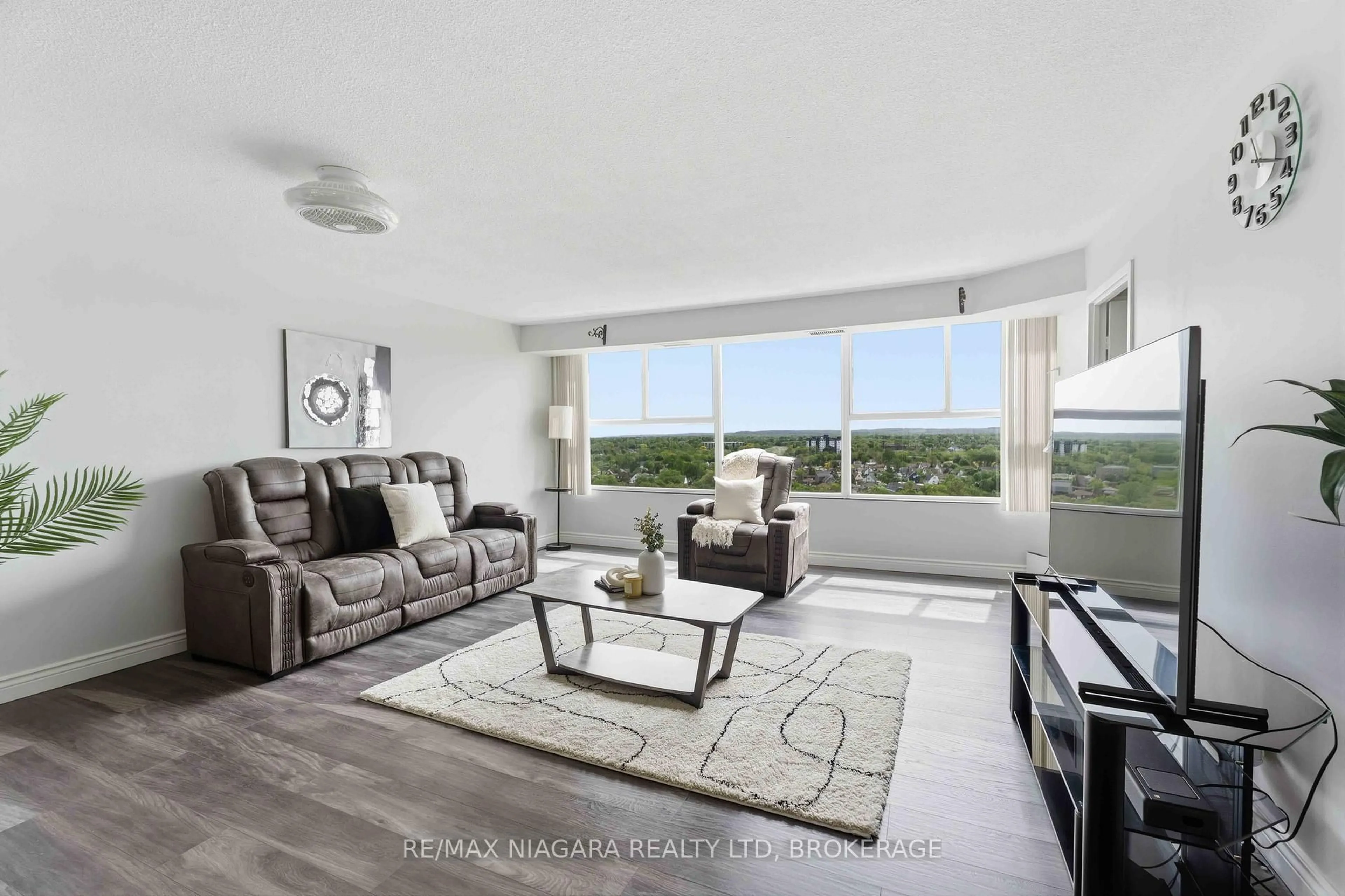 Living room with furniture, unknown for 7 GALE Cres #1207, St. Catharines Ontario L2R 7M8