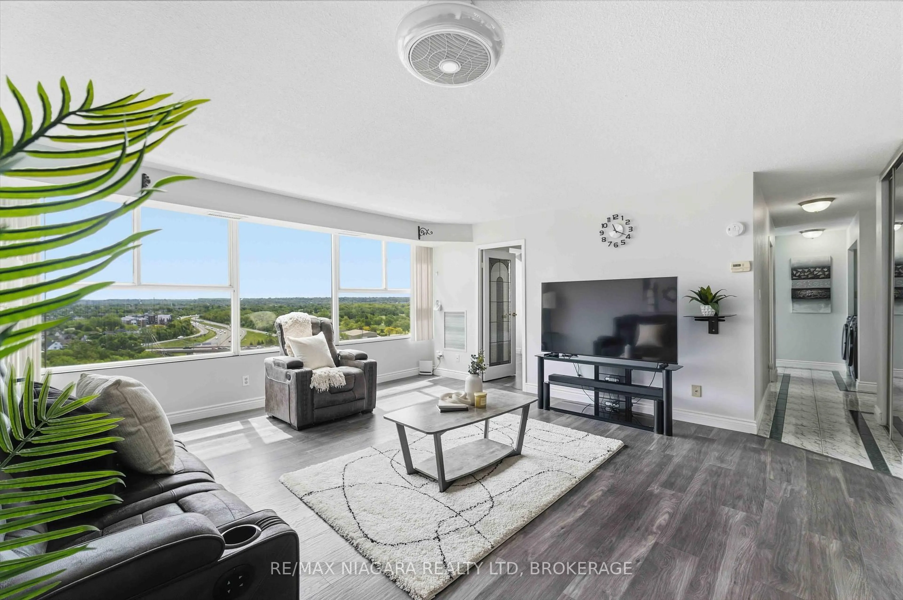 Living room with furniture, unknown for 7 GALE Cres #1207, St. Catharines Ontario L2R 7M8