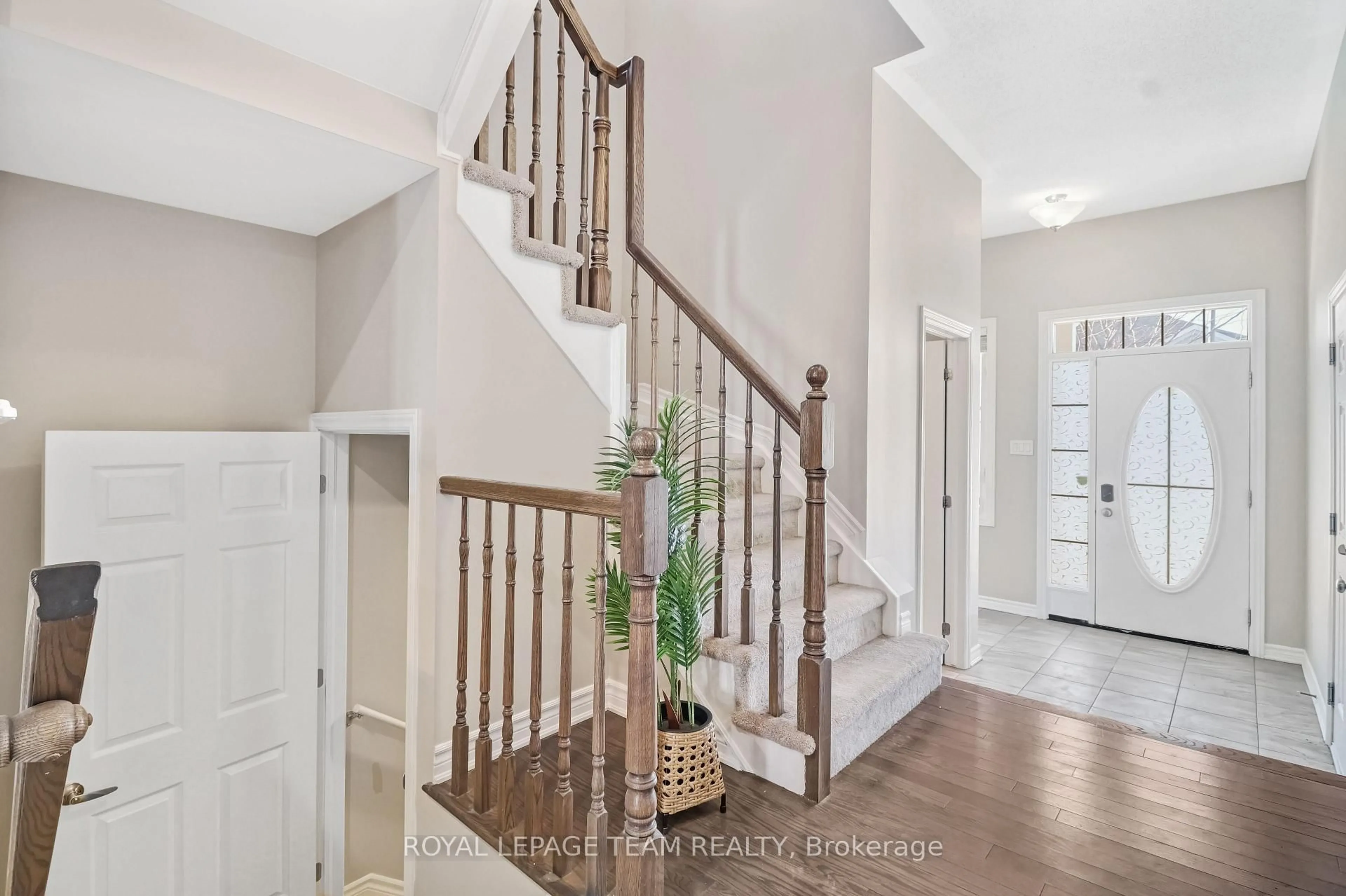 Indoor entryway for 335 Soldats Riendeau St, Ottawa Ontario K2J 6H4