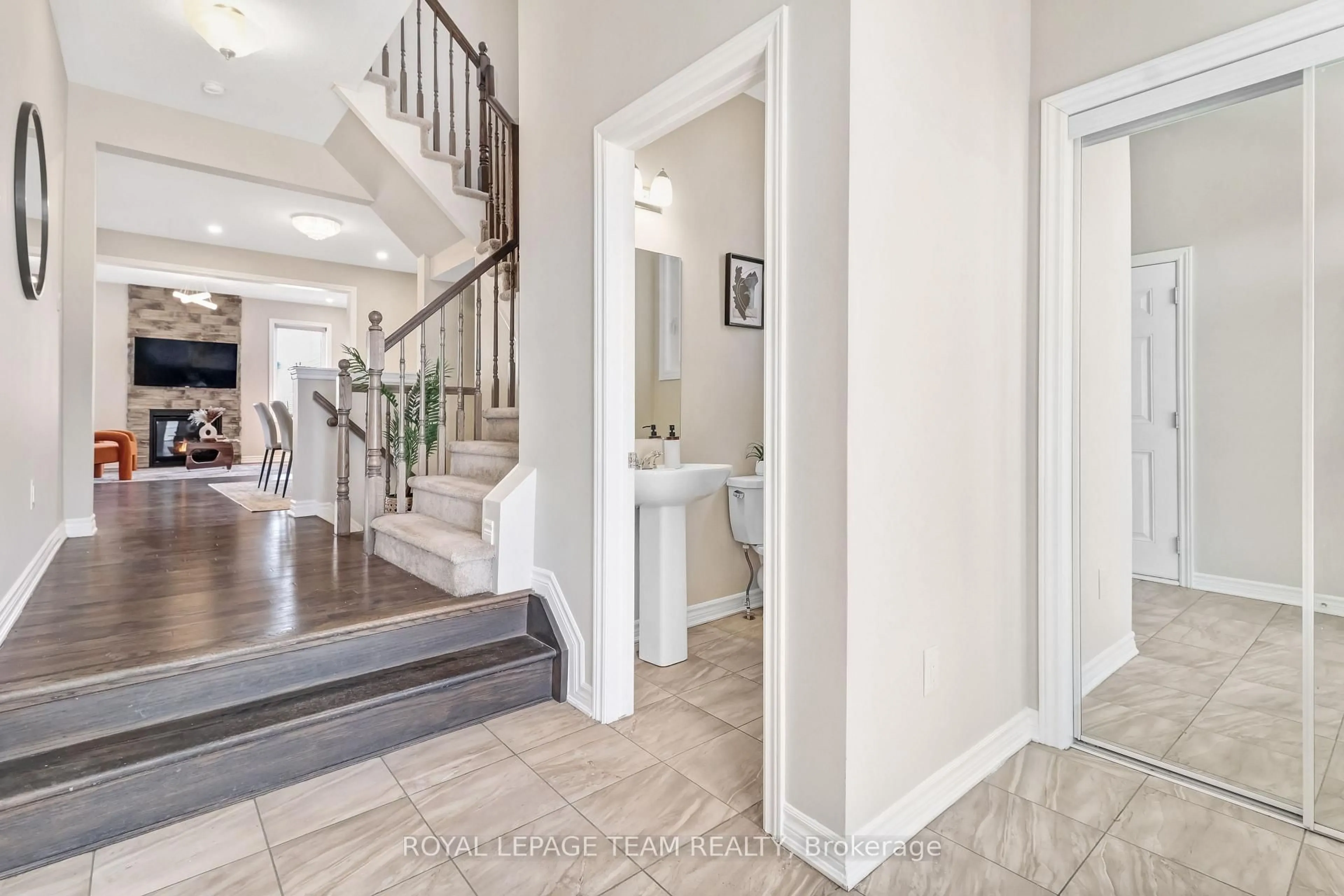 Indoor entryway for 335 Soldats Riendeau St, Ottawa Ontario K2J 6H4