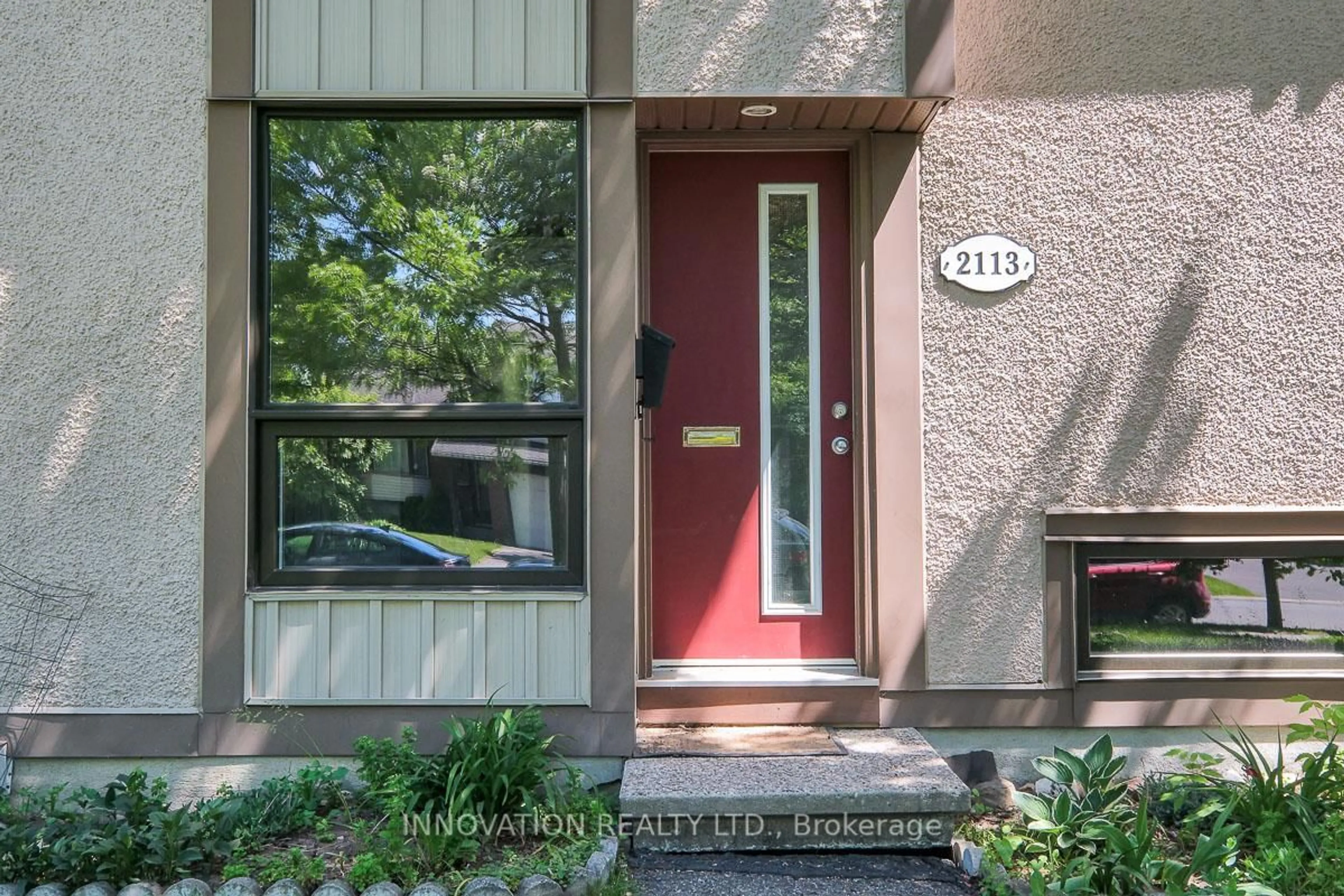 Indoor entryway for 2113 Stonehenge Cres, Ottawa Ontario K1B 4N7