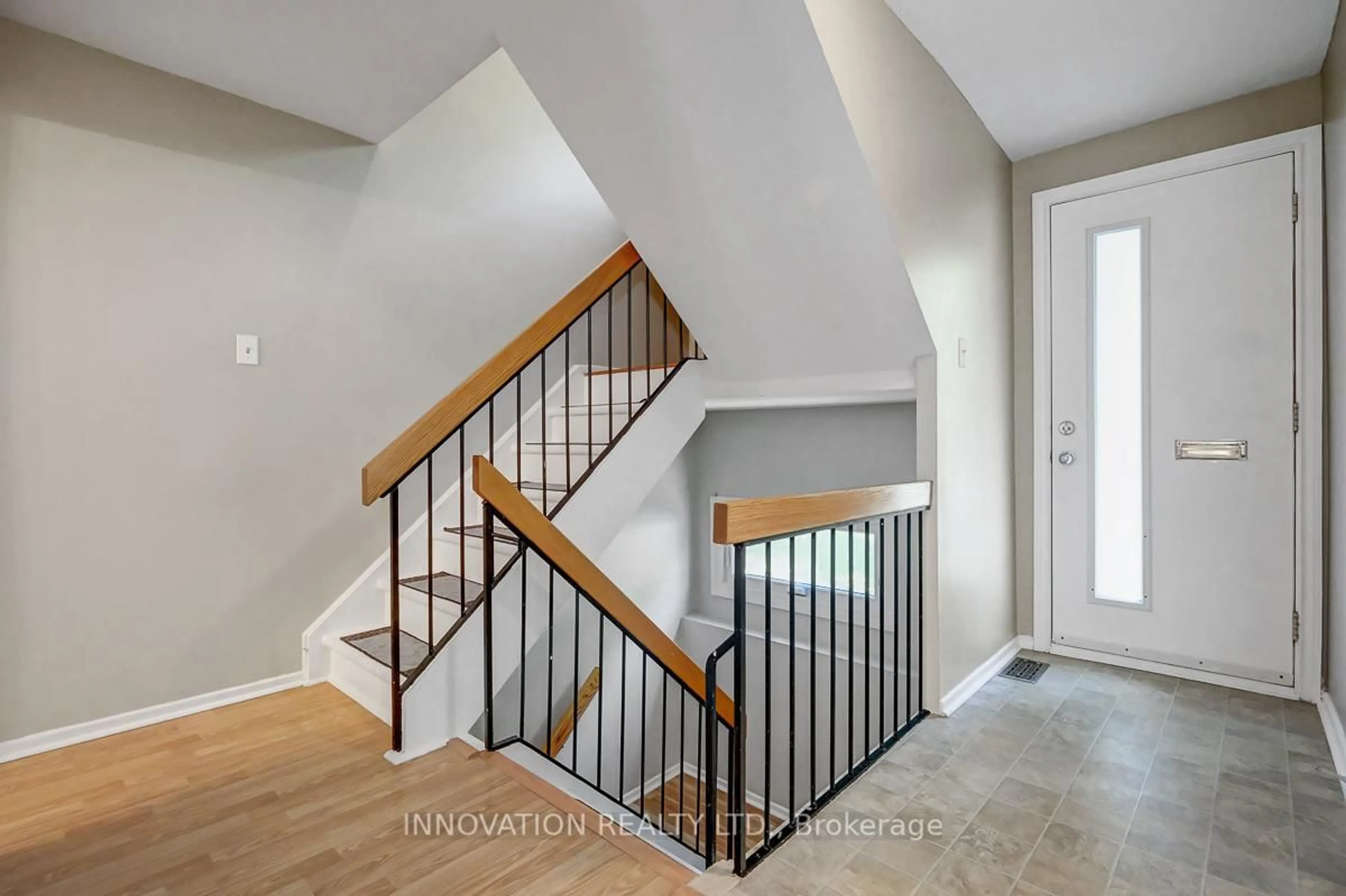 Unknown for 2113 Stonehenge Cres, Ottawa Ontario K1B 4N7