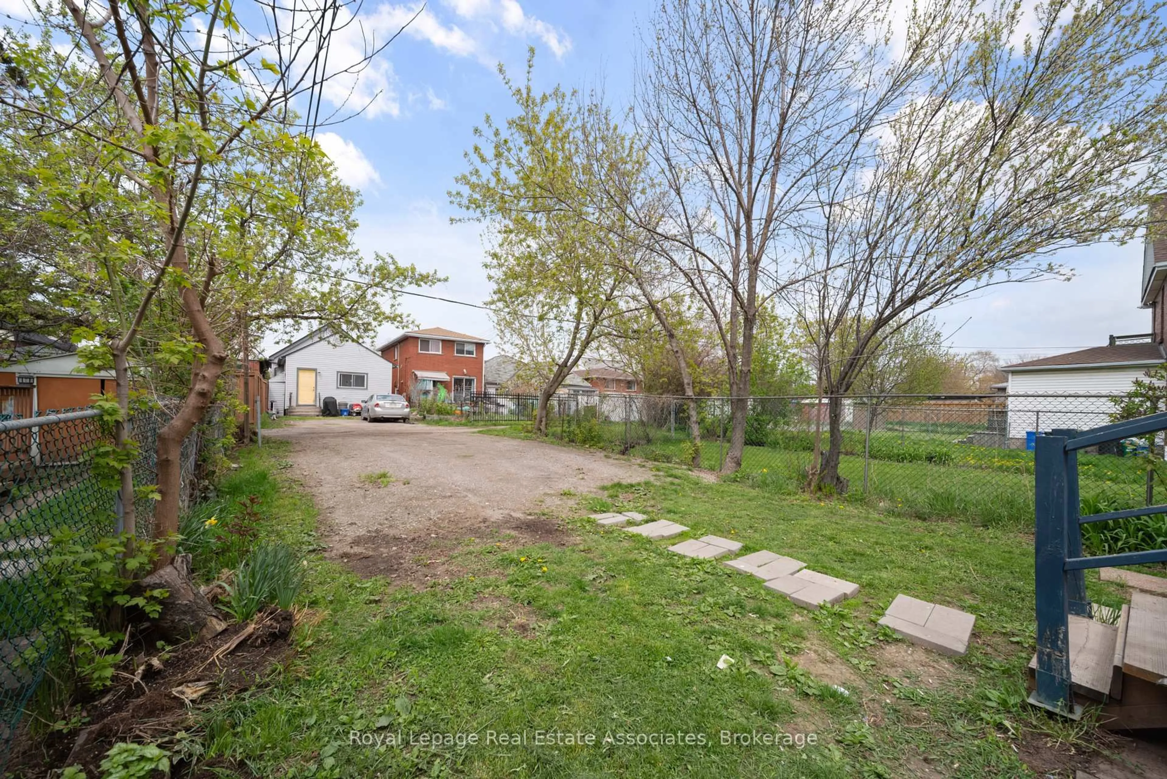 A pic from outside/outdoor area/front of a property/back of a property/a pic from drone, street for 305 Weir St, Hamilton Ontario L8H 5G4