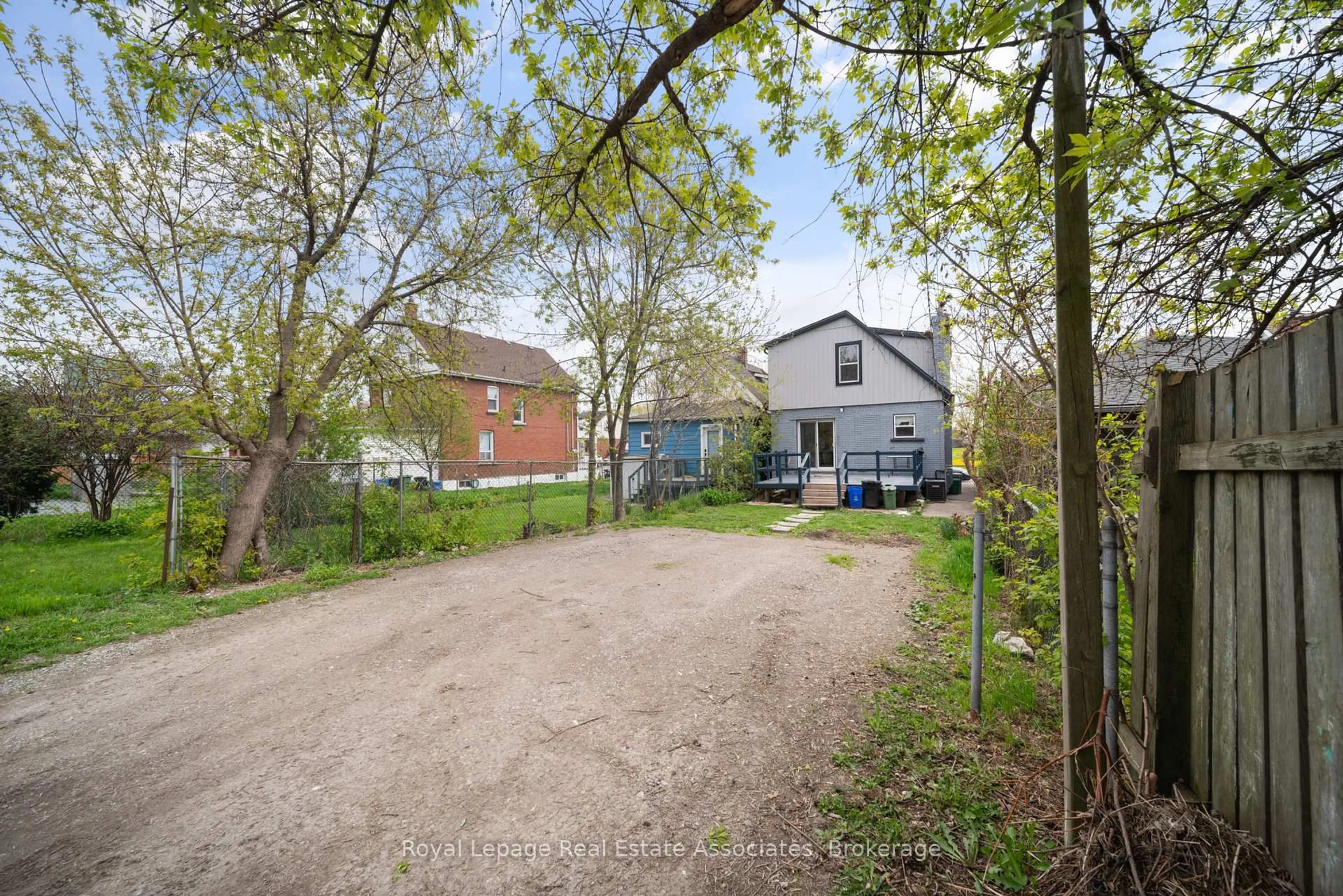 A pic from outside/outdoor area/front of a property/back of a property/a pic from drone, street for 305 Weir St, Hamilton Ontario L8H 5G4