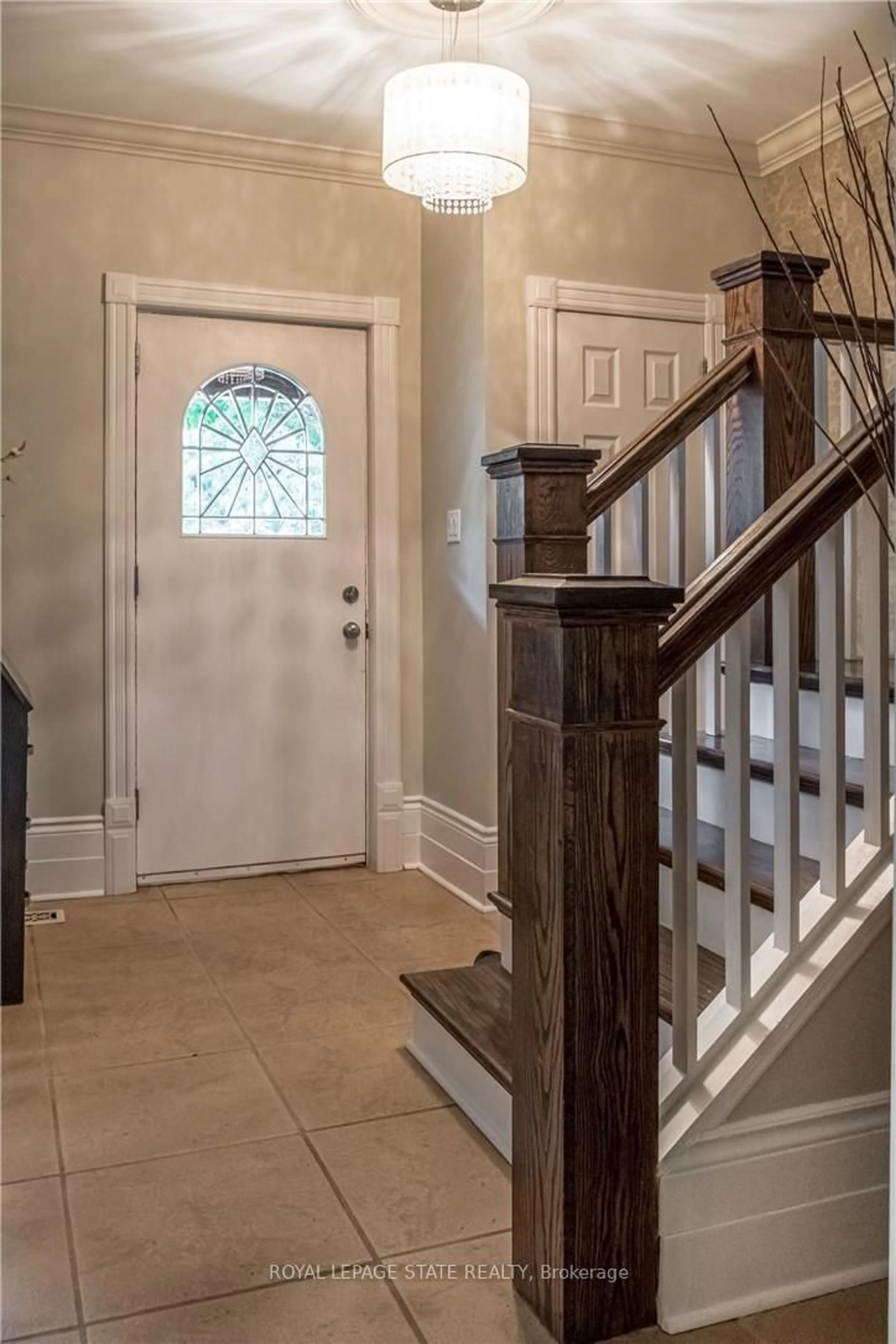 Indoor entryway for 481 Dundurn St, Hamilton Ontario L8P 4M2