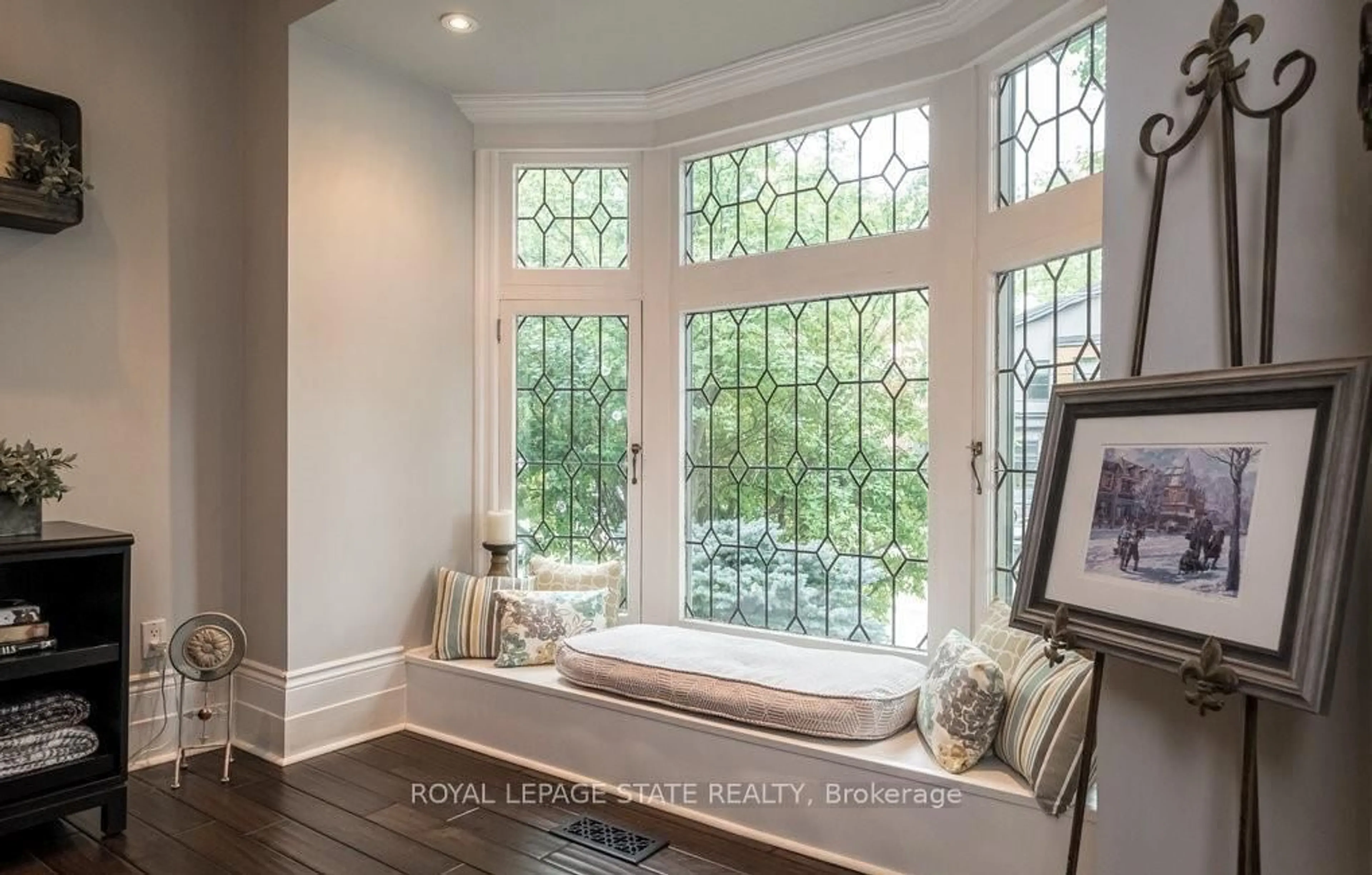 Indoor entryway for 481 Dundurn St, Hamilton Ontario L8P 4M2