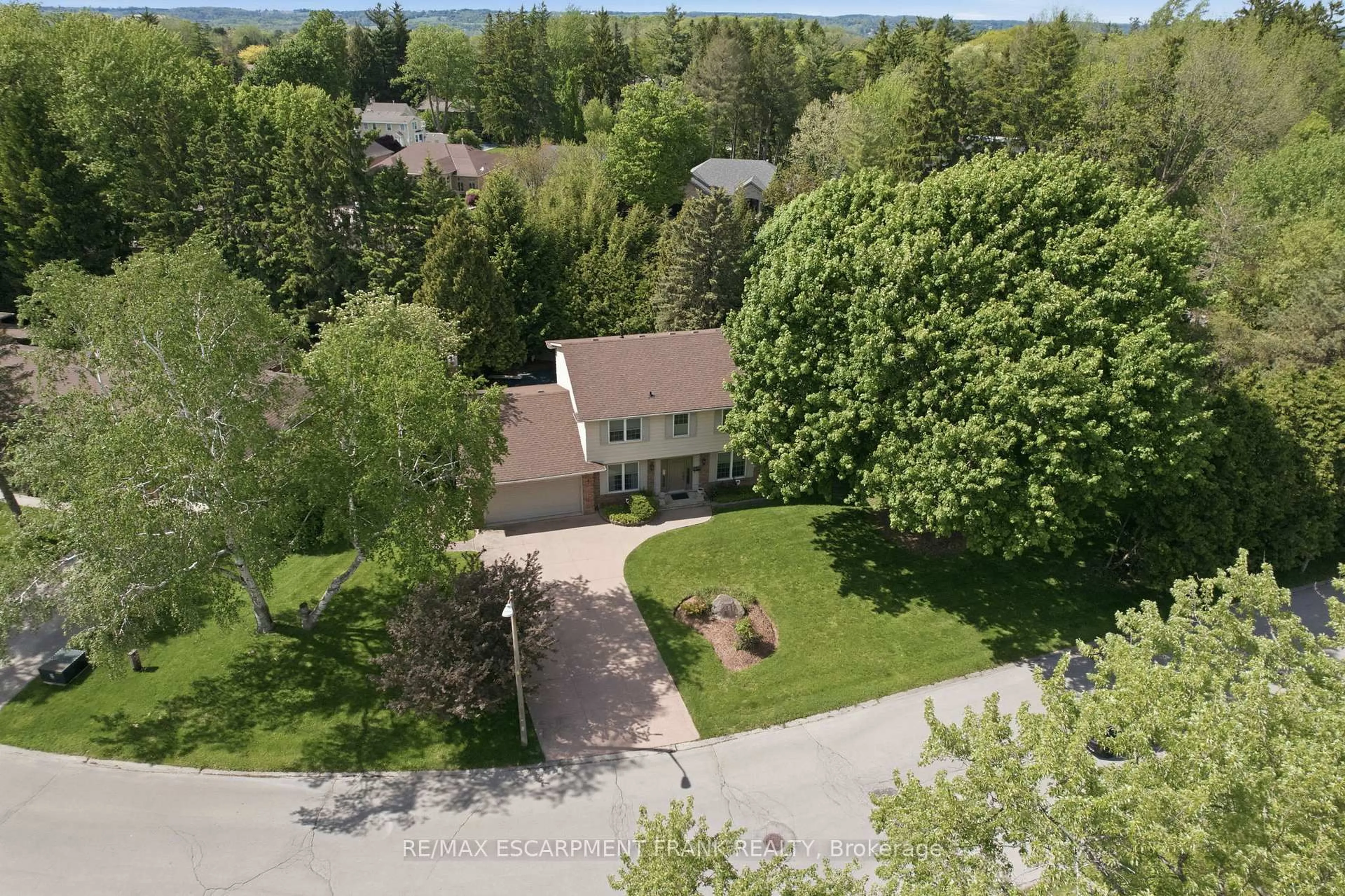 A pic from outside/outdoor area/front of a property/back of a property/a pic from drone, street for 39 Maureen Ave, Hamilton Ontario L9G 3L7