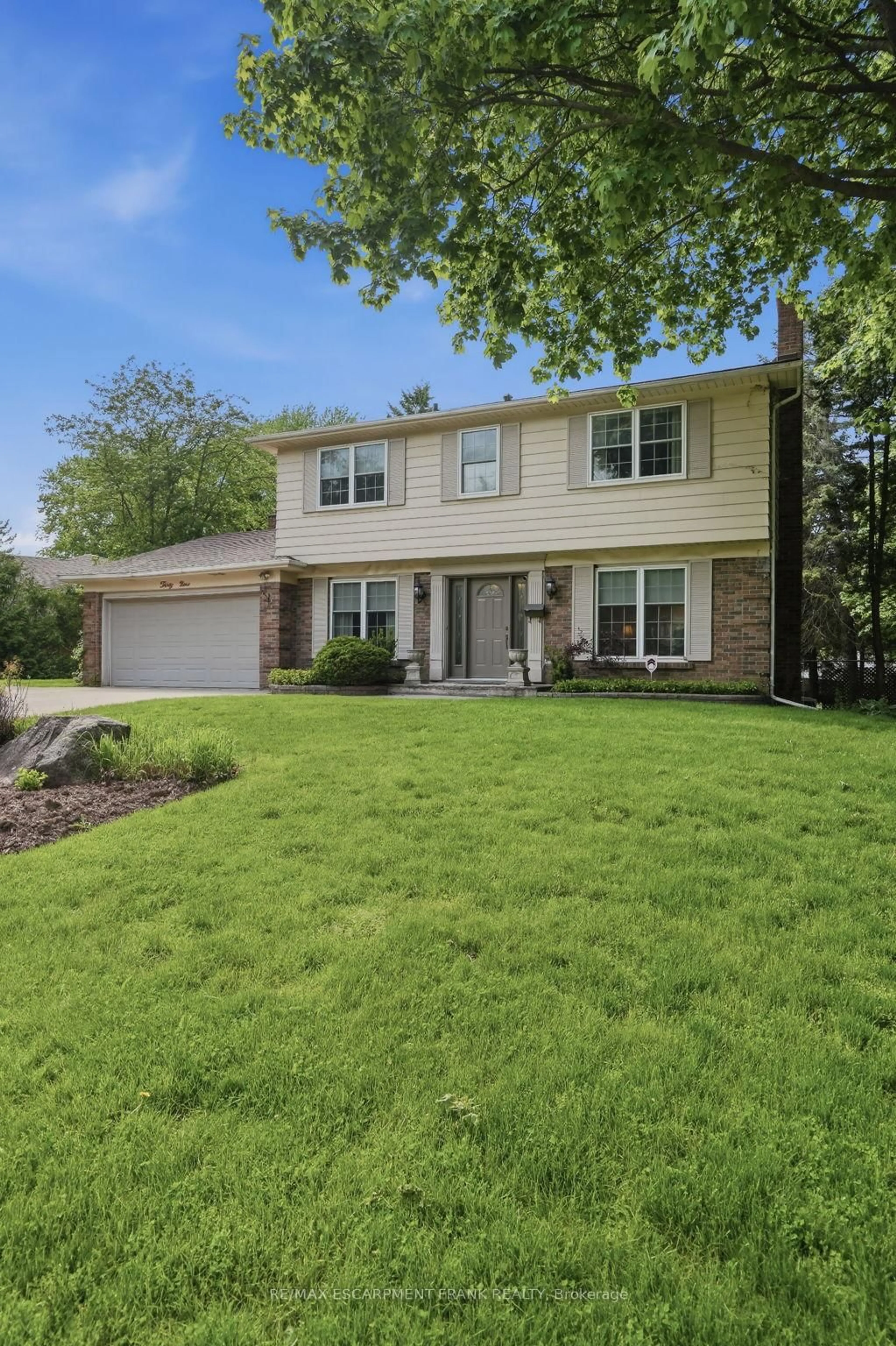 Home with vinyl exterior material, street for 39 Maureen Ave, Hamilton Ontario L9G 3L7