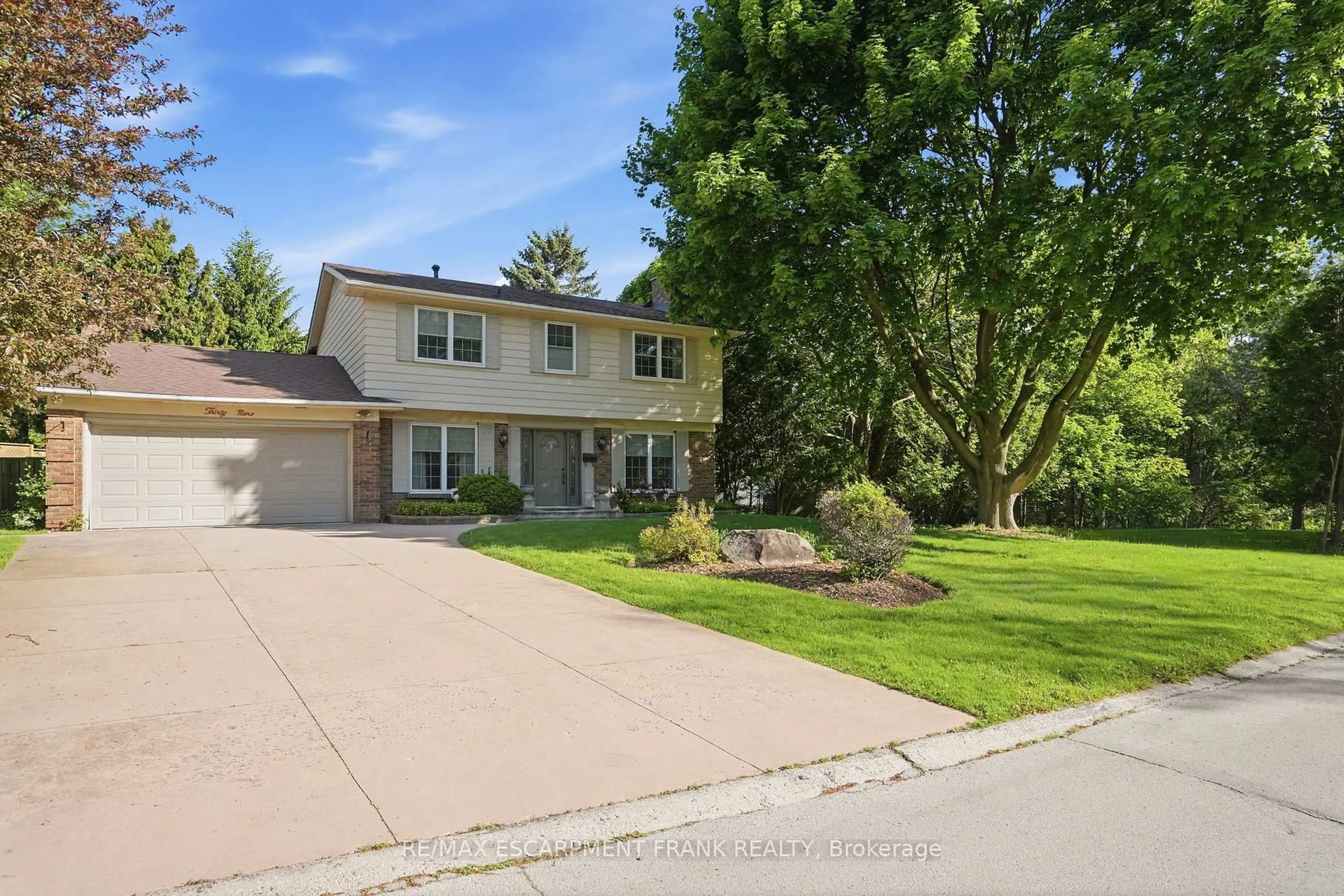 A pic from outside/outdoor area/front of a property/back of a property/a pic from drone, street for 39 Maureen Ave, Hamilton Ontario L9G 3L7