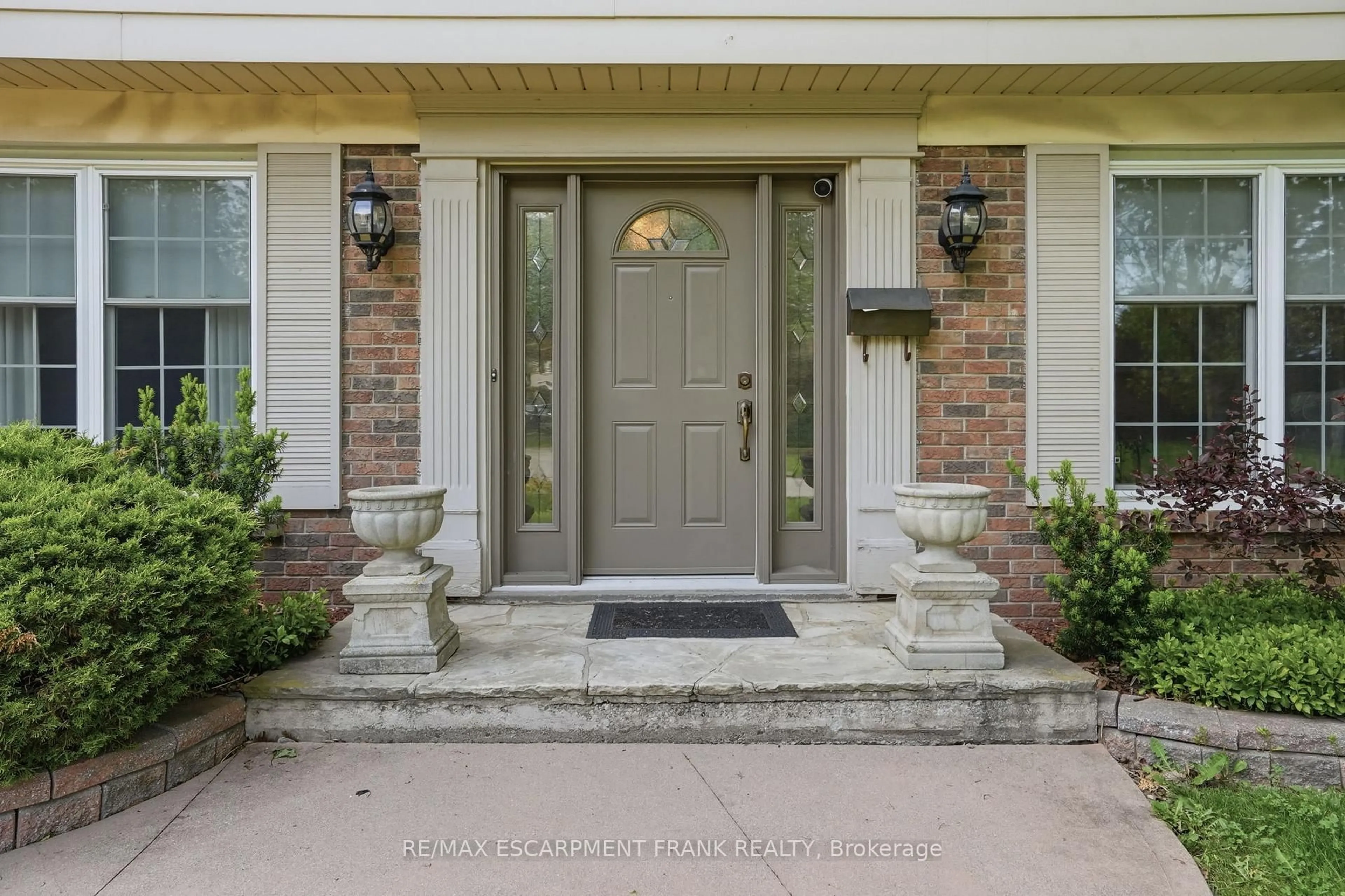 Indoor entryway for 39 Maureen Ave, Hamilton Ontario L9G 3L7