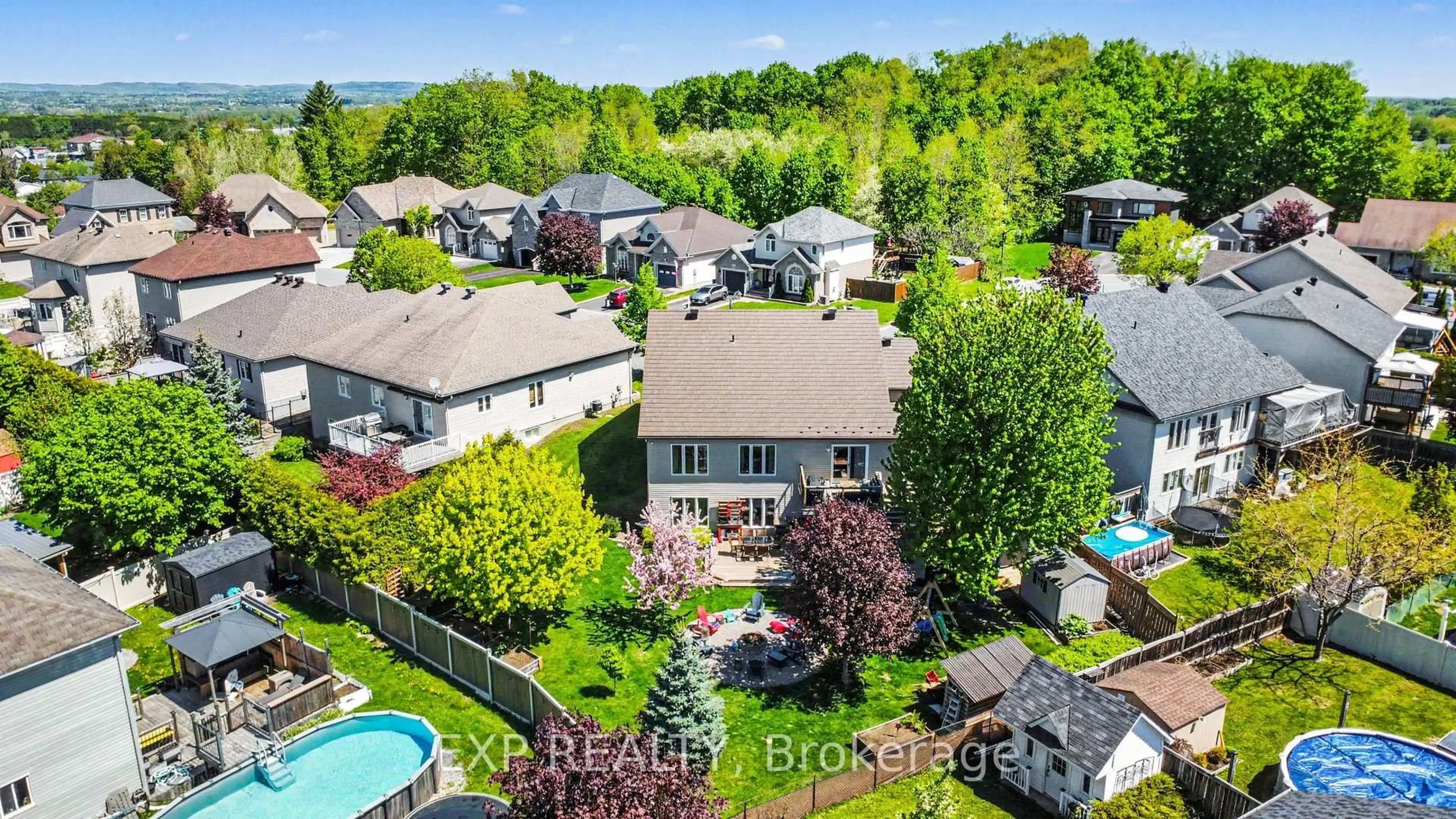 A pic from outside/outdoor area/front of a property/back of a property/a pic from drone, street for 217 Jasper Cres, Clarence-Rockland Ontario K4K 0A3