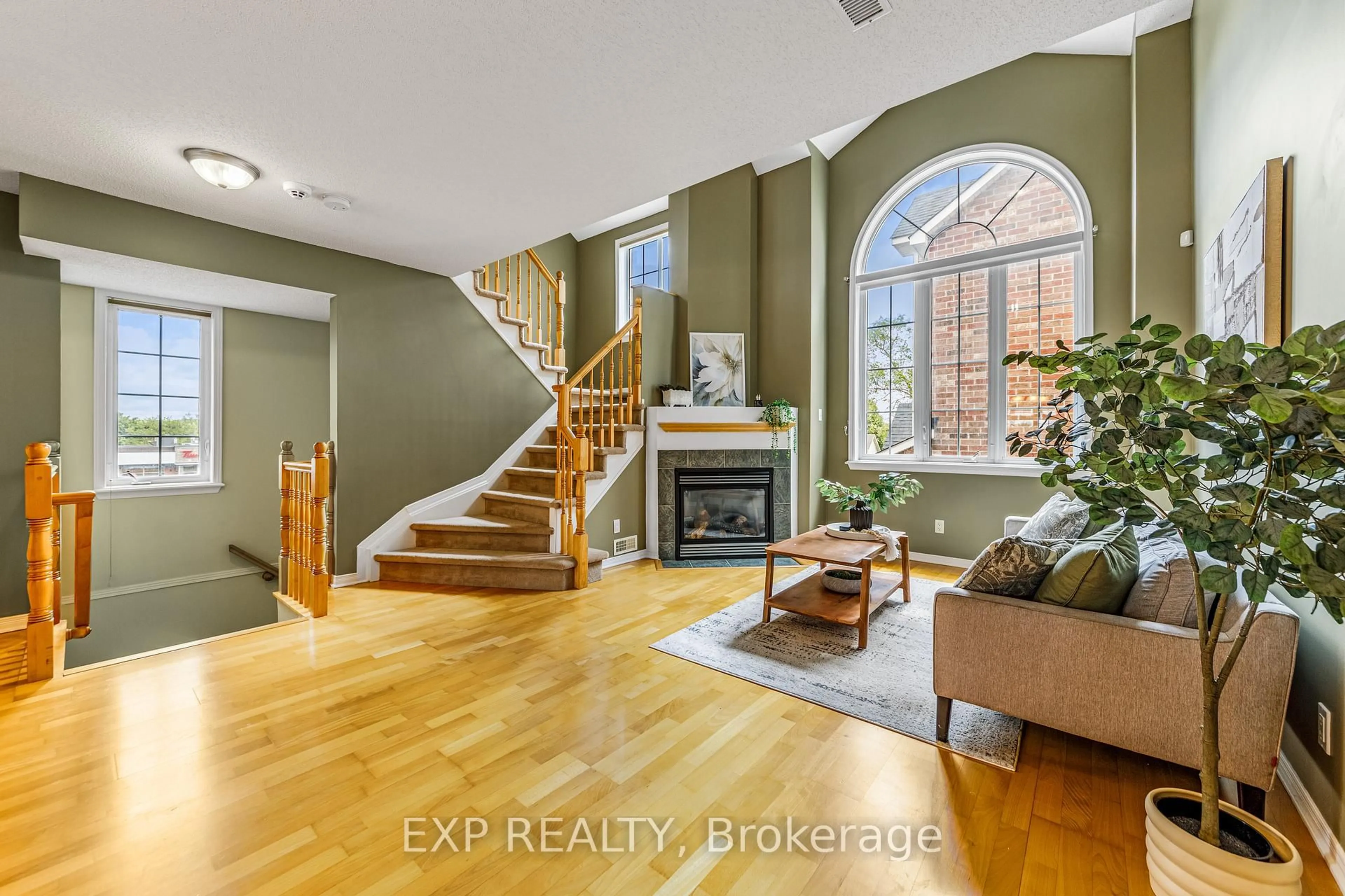 Indoor entryway for 102 Gatestone Private, Ottawa Ontario K1J 1K5