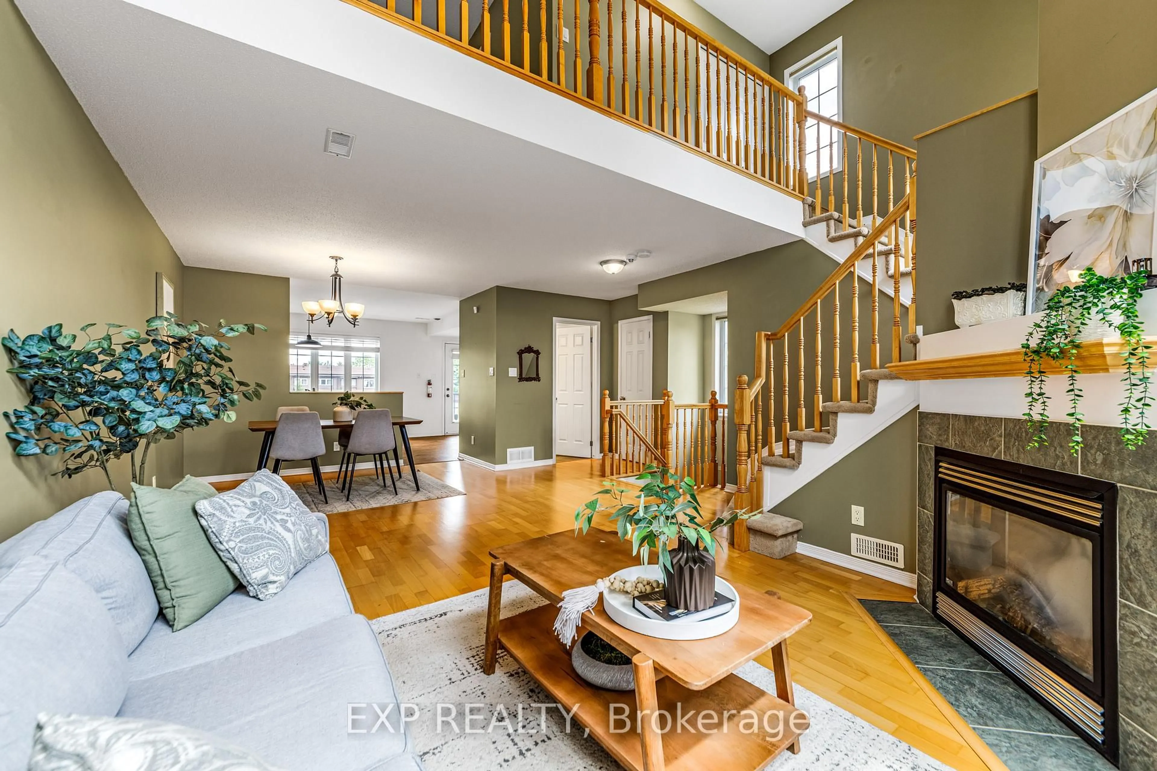 Indoor entryway for 102 Gatestone Private, Ottawa Ontario K1J 1K5