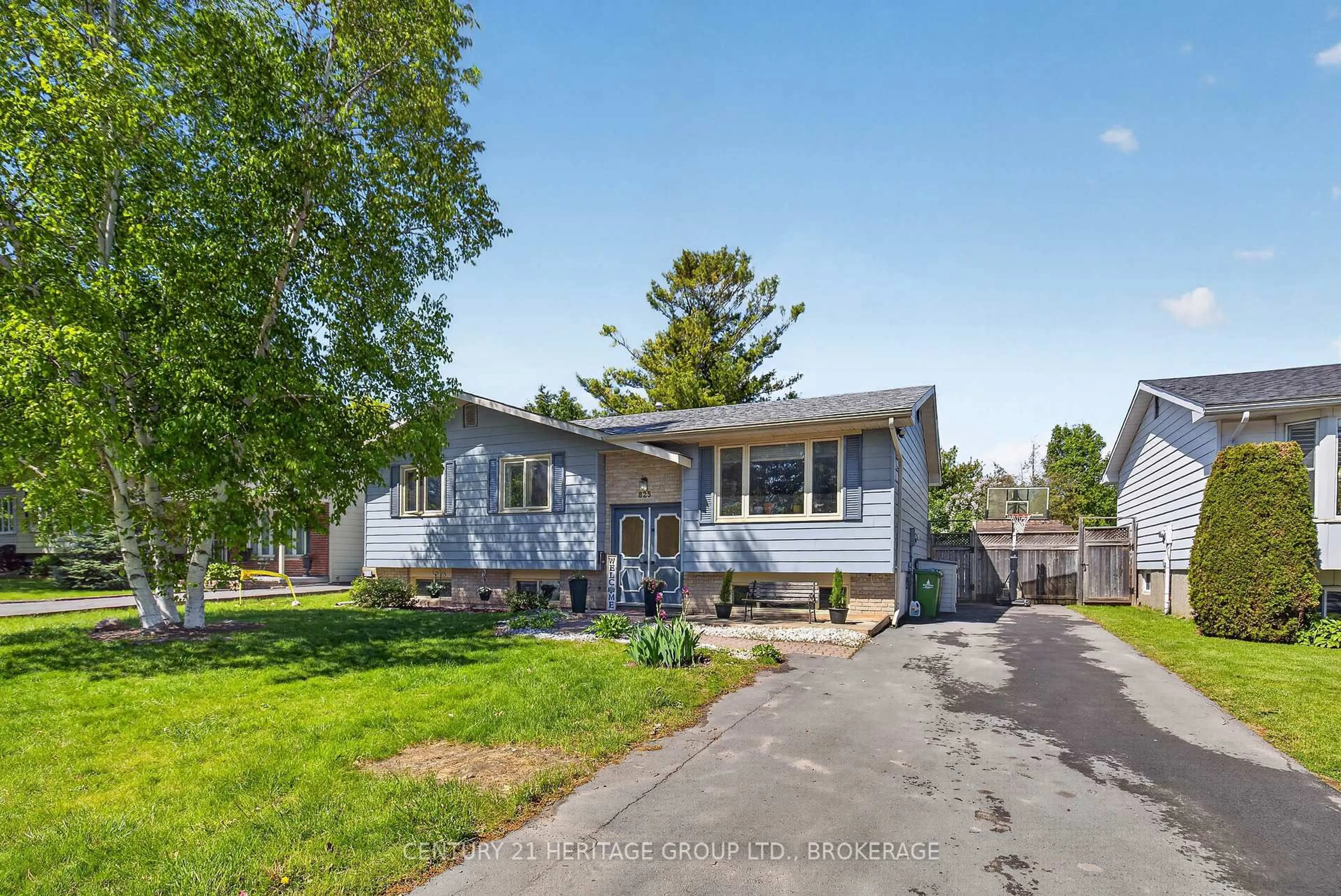 Home with vinyl exterior material, street for 825 Allum Ave, Kingston Ontario K7M 7A3