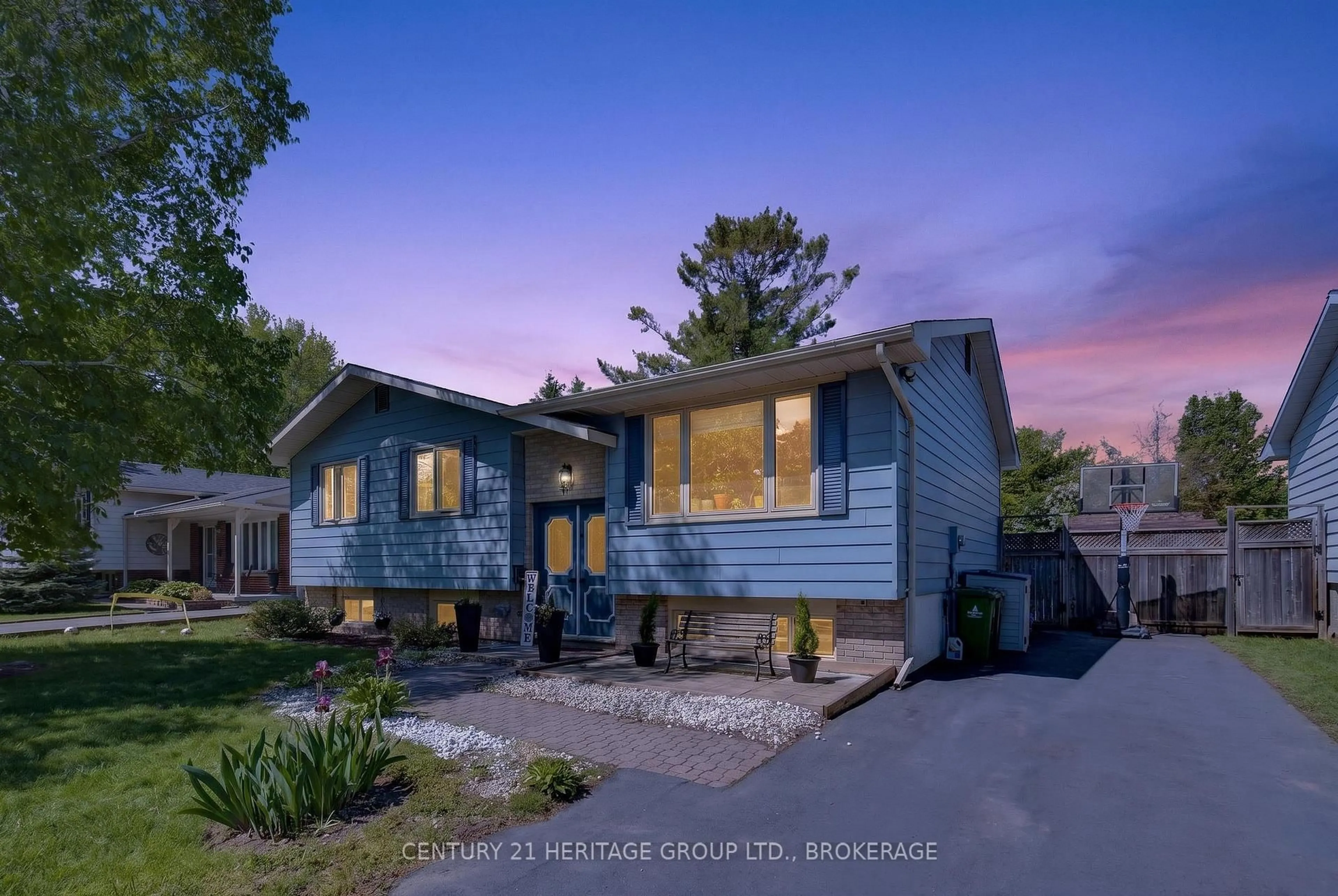 Home with vinyl exterior material, street for 825 Allum Ave, Kingston Ontario K7M 7A3