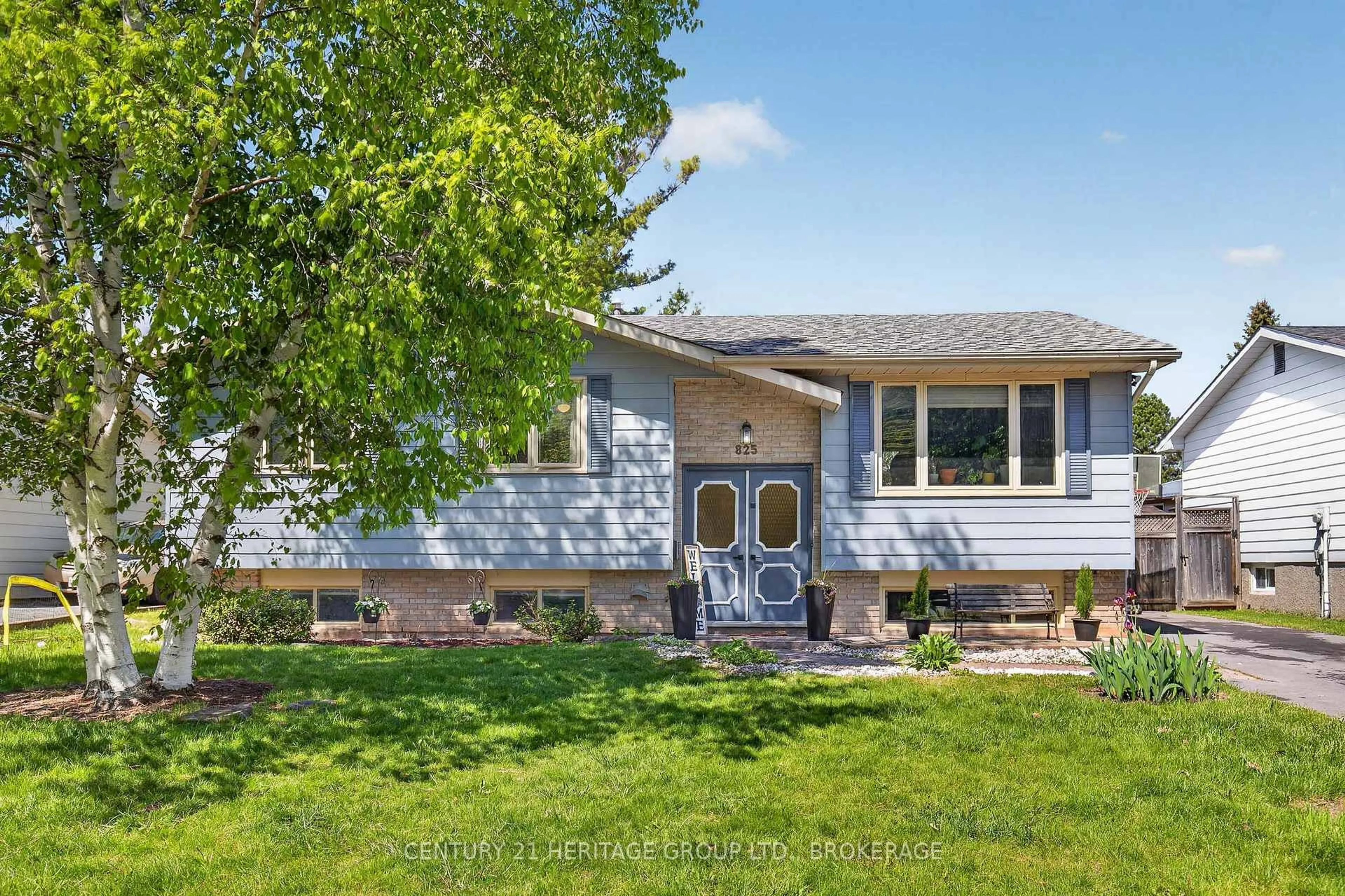 Home with vinyl exterior material, street for 825 Allum Ave, Kingston Ontario K7M 7A3