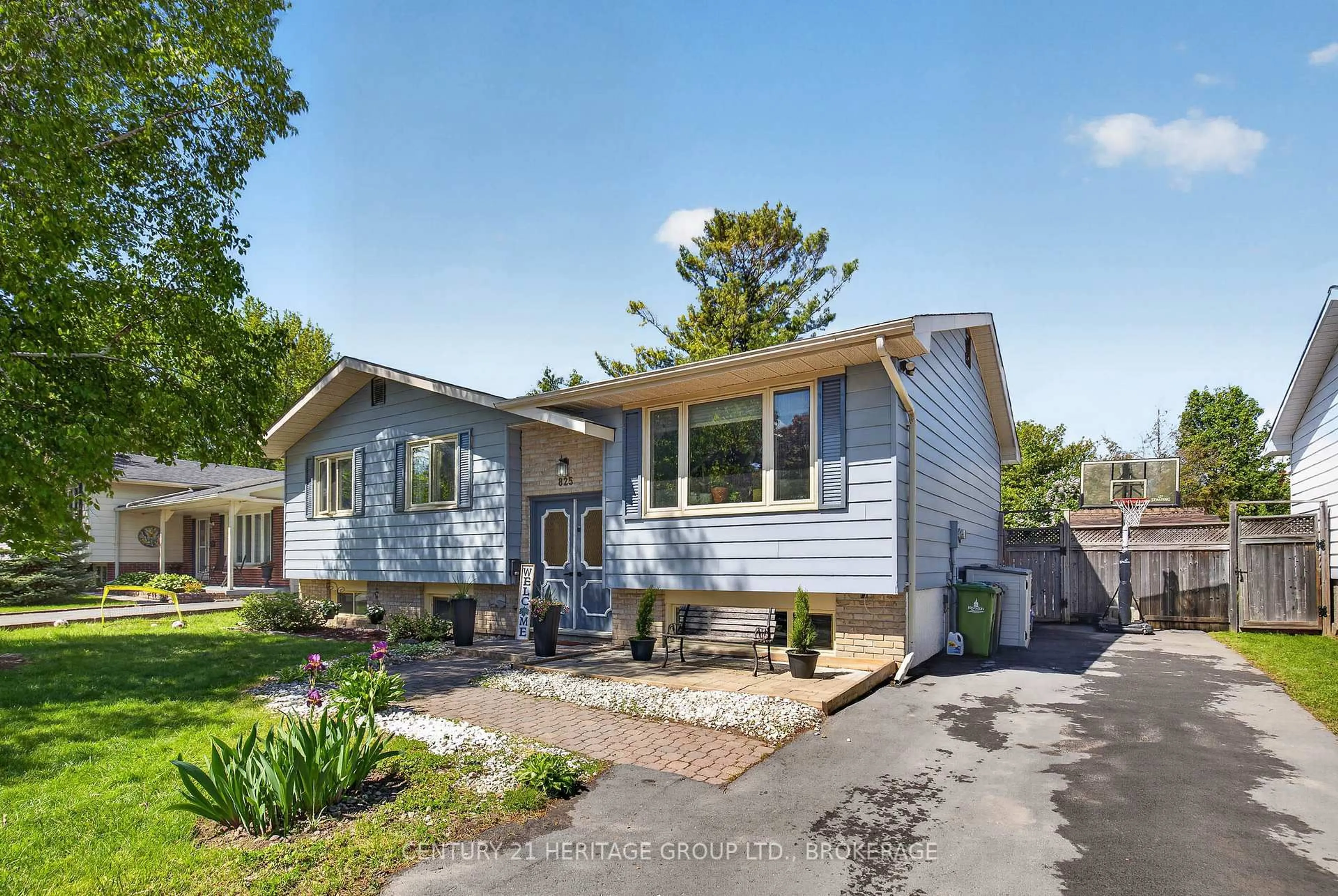 Home with vinyl exterior material, street for 825 Allum Ave, Kingston Ontario K7M 7A3