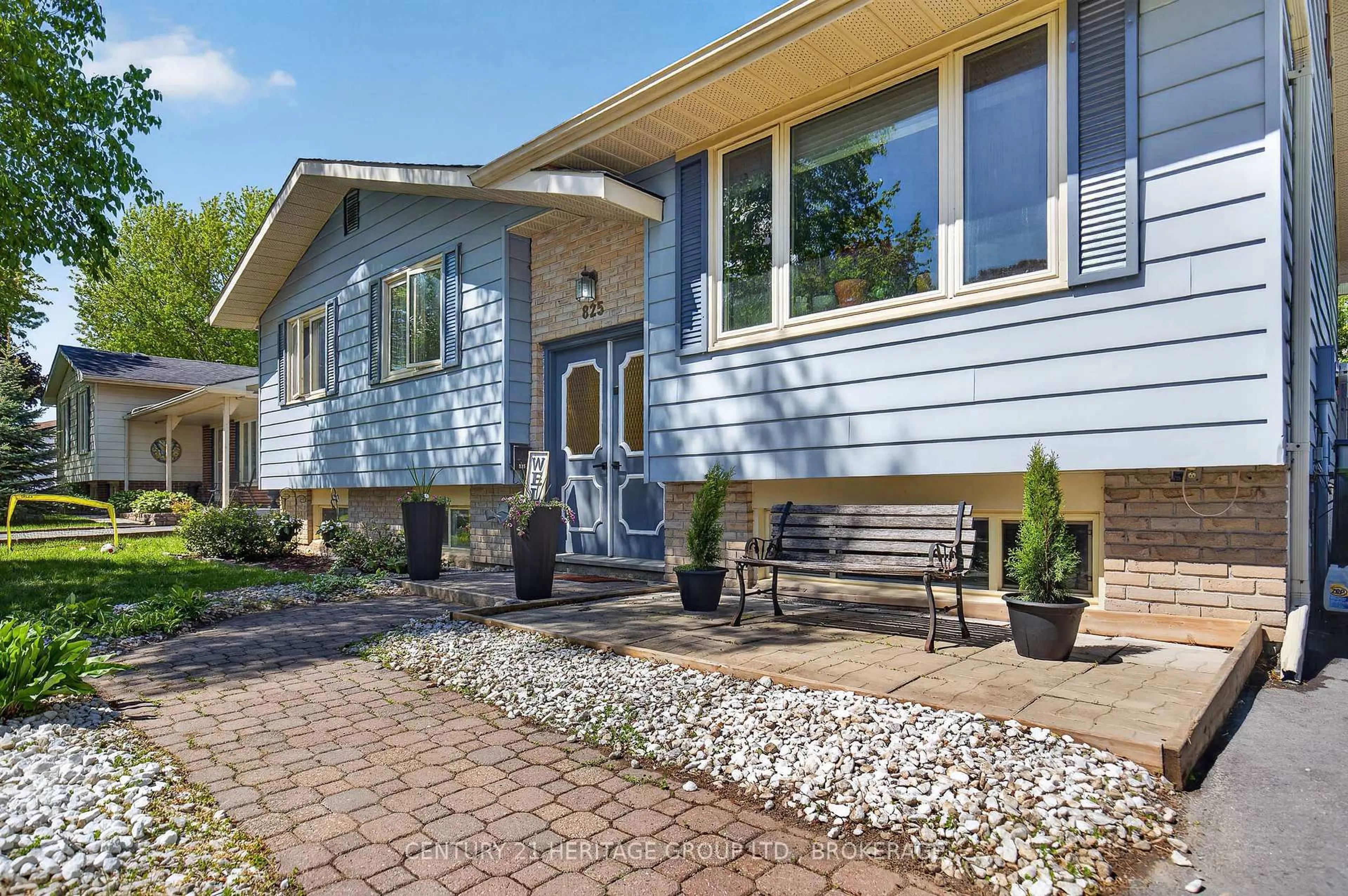 Home with vinyl exterior material, street for 825 Allum Ave, Kingston Ontario K7M 7A3