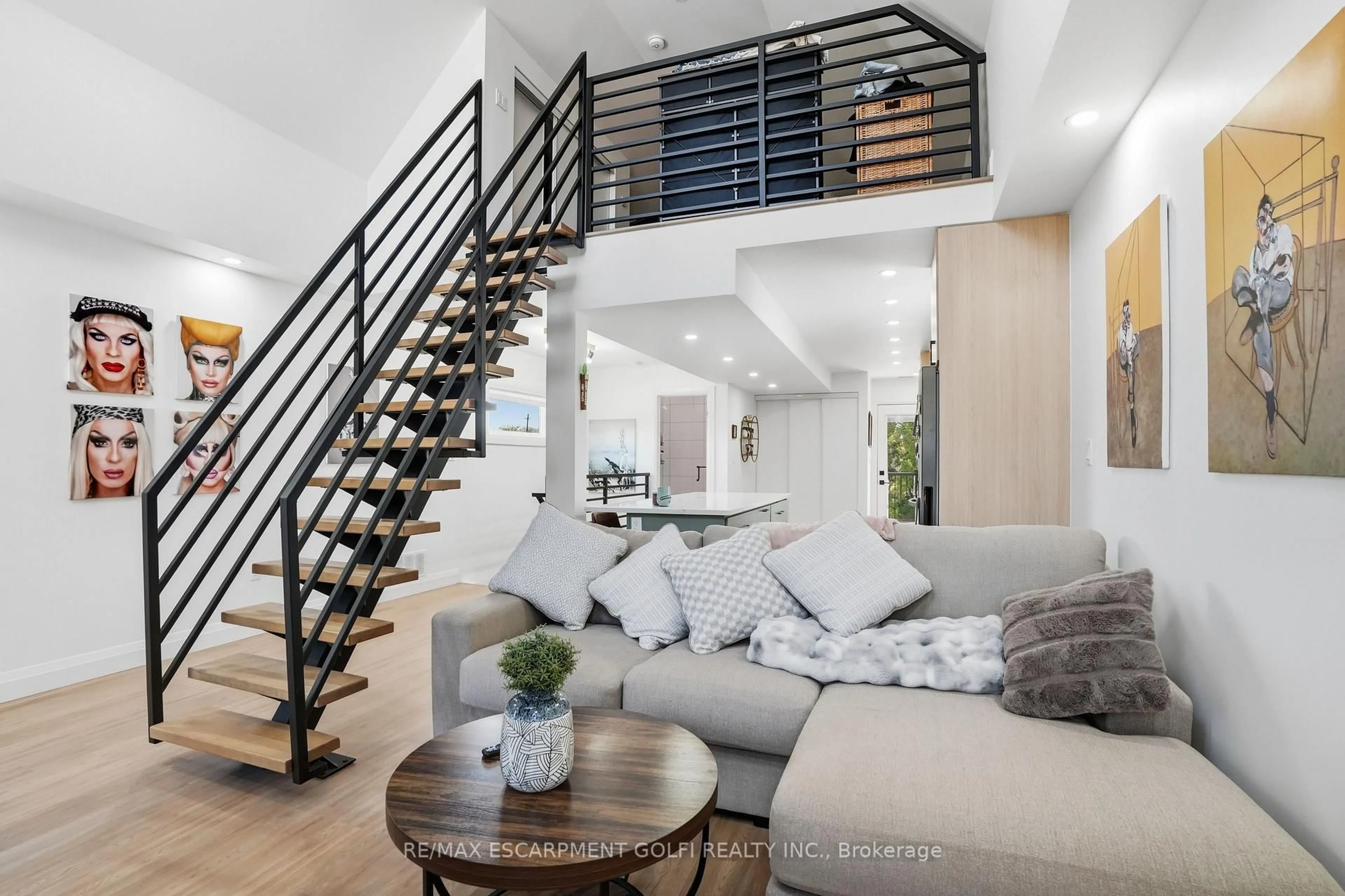 Stairs for 198 Dundurn St, Hamilton Ontario L8P 4K3