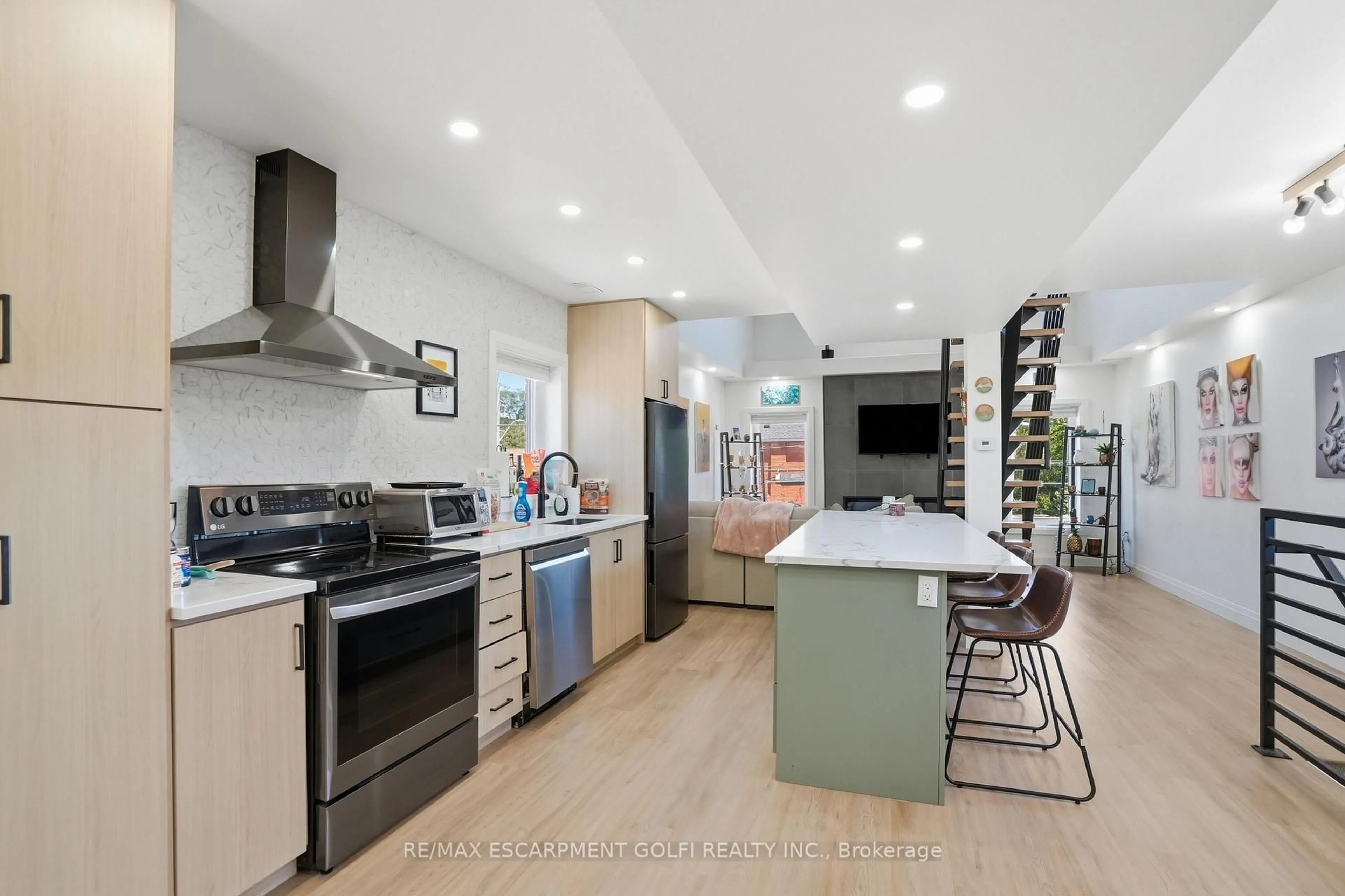 Contemporary kitchen, unknown for 198 Dundurn St, Hamilton Ontario L8P 4K3