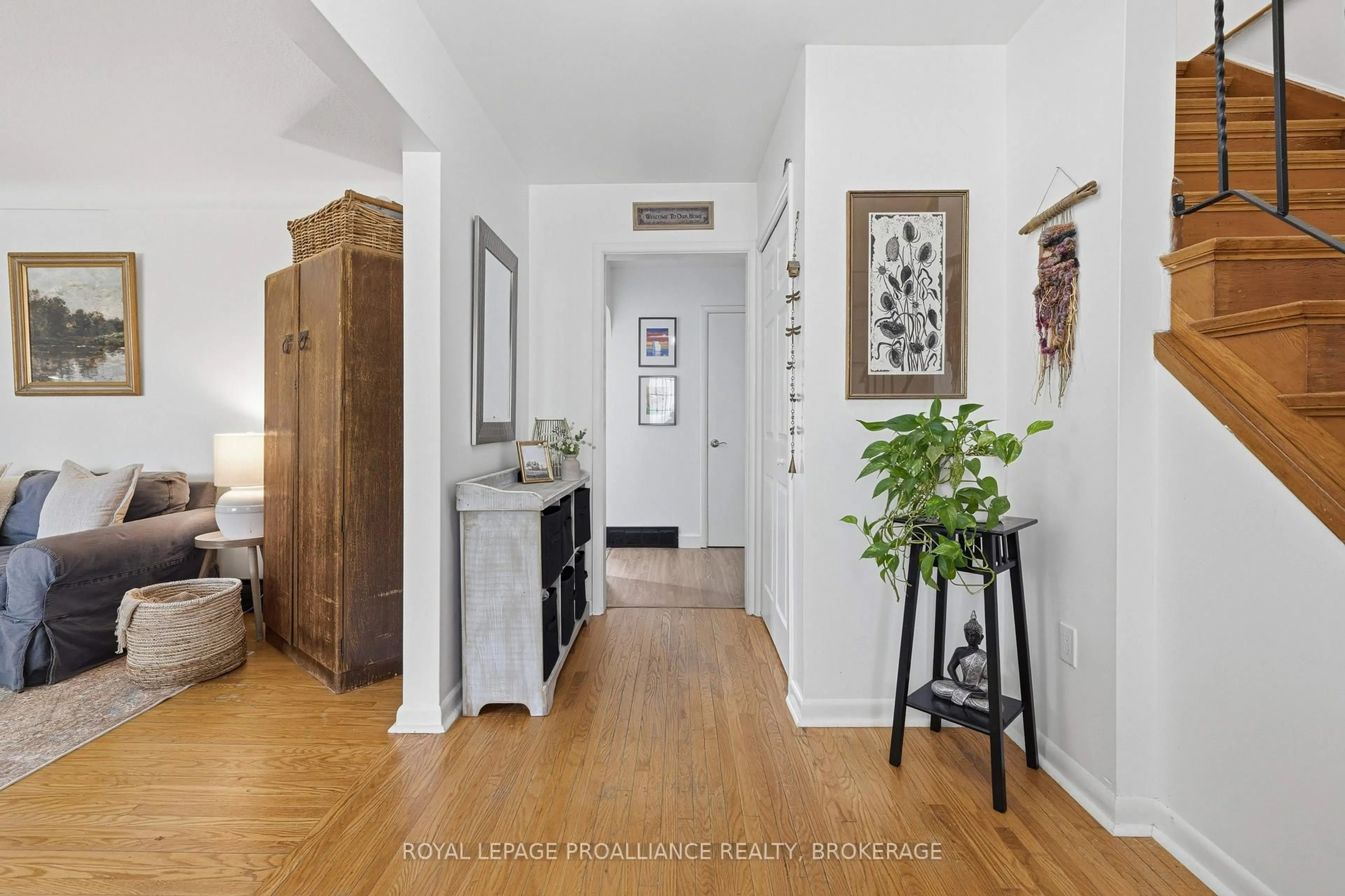 Indoor entryway for 102 Herchmer Cres, Kingston Ontario K7M 2V9