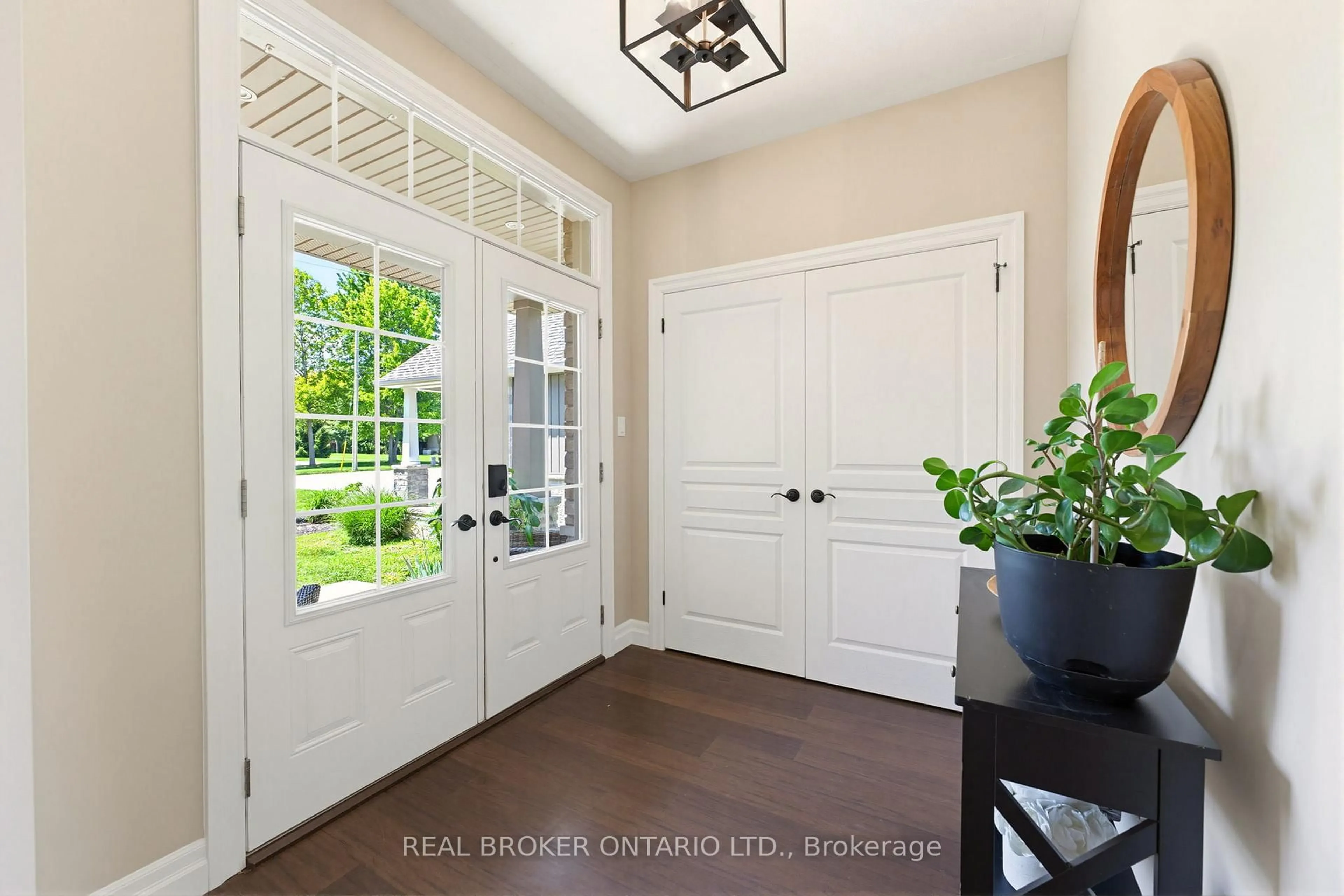 Indoor entryway for 50 Cedar St, Brant Ontario N3L 0A1