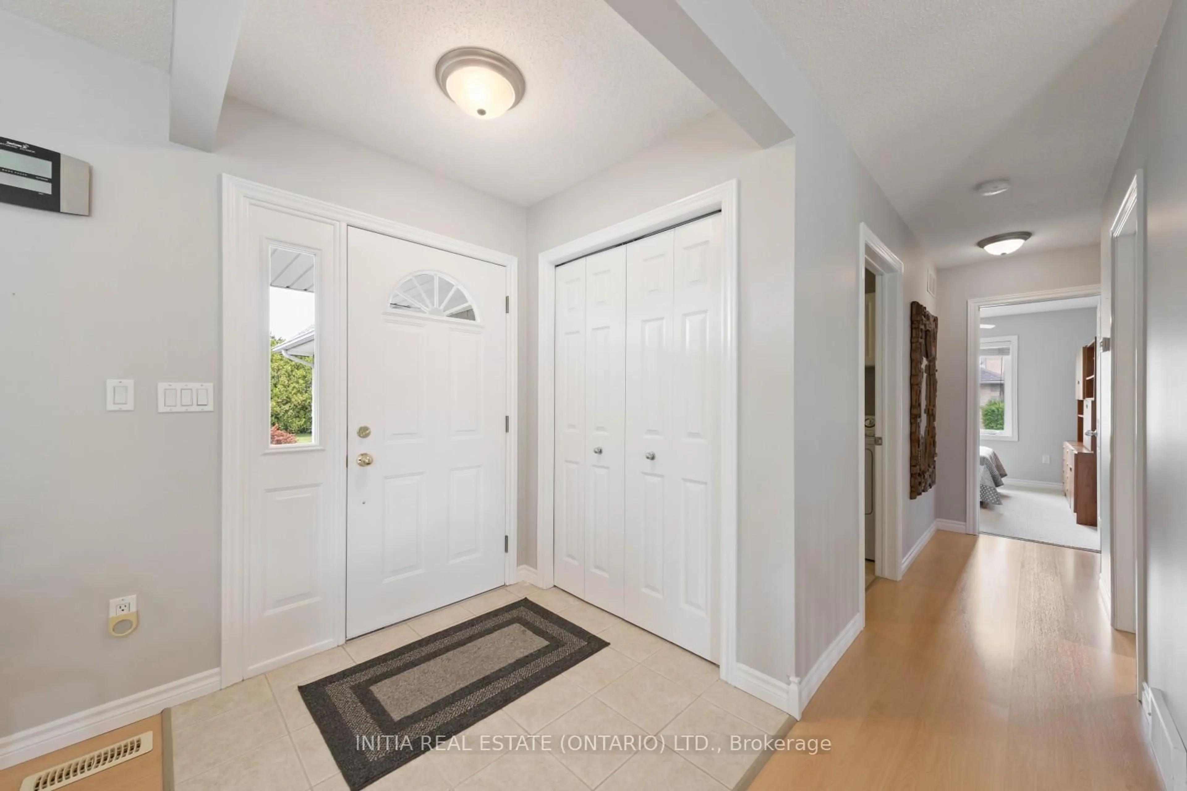 Indoor entryway for 4335 Bluepoint Dr, Plympton-Wyoming Ontario N0N 1J6