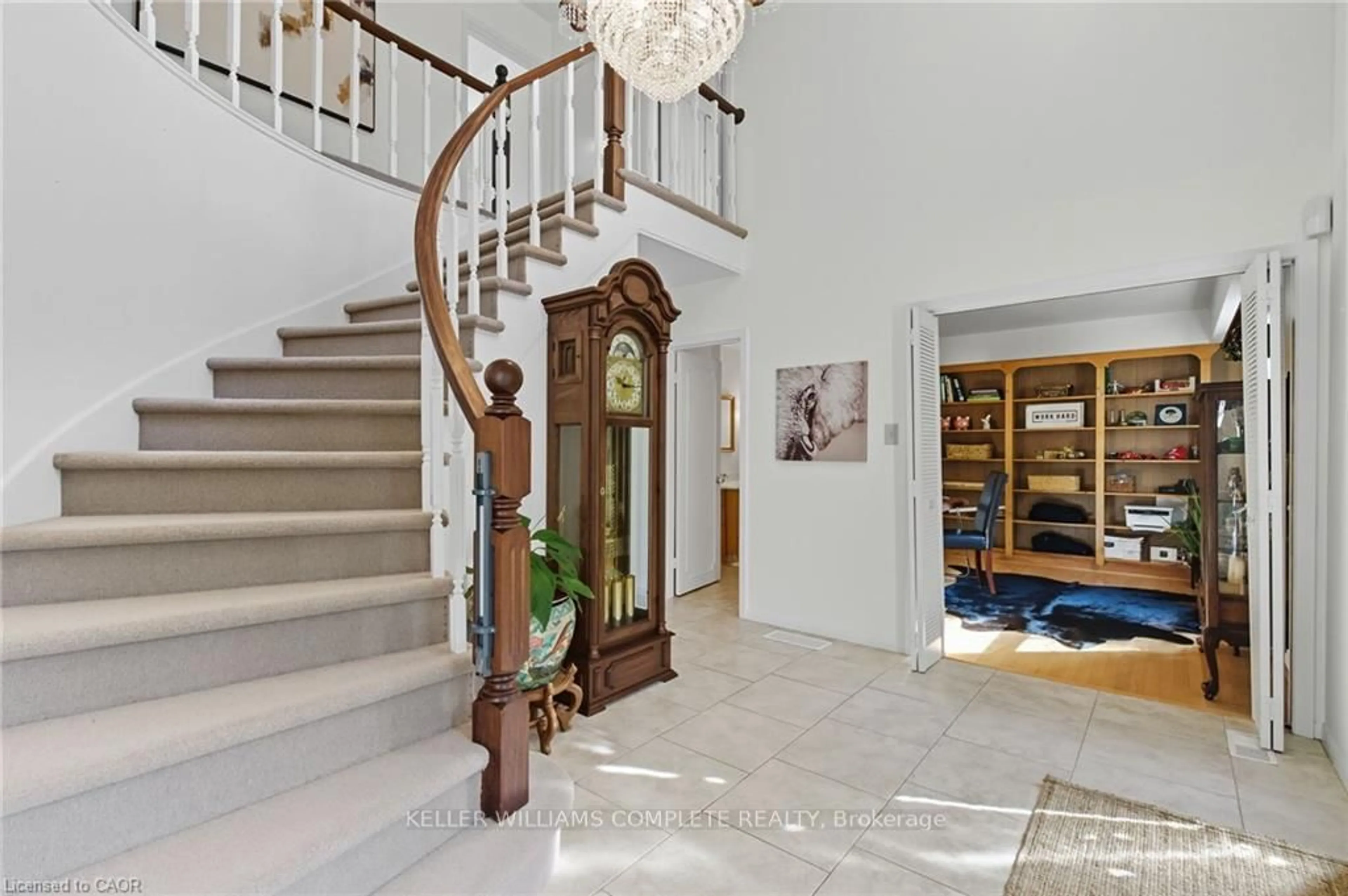 Indoor foyer for 345 Jerseyville Rd, Hamilton Ontario L9G 5C3