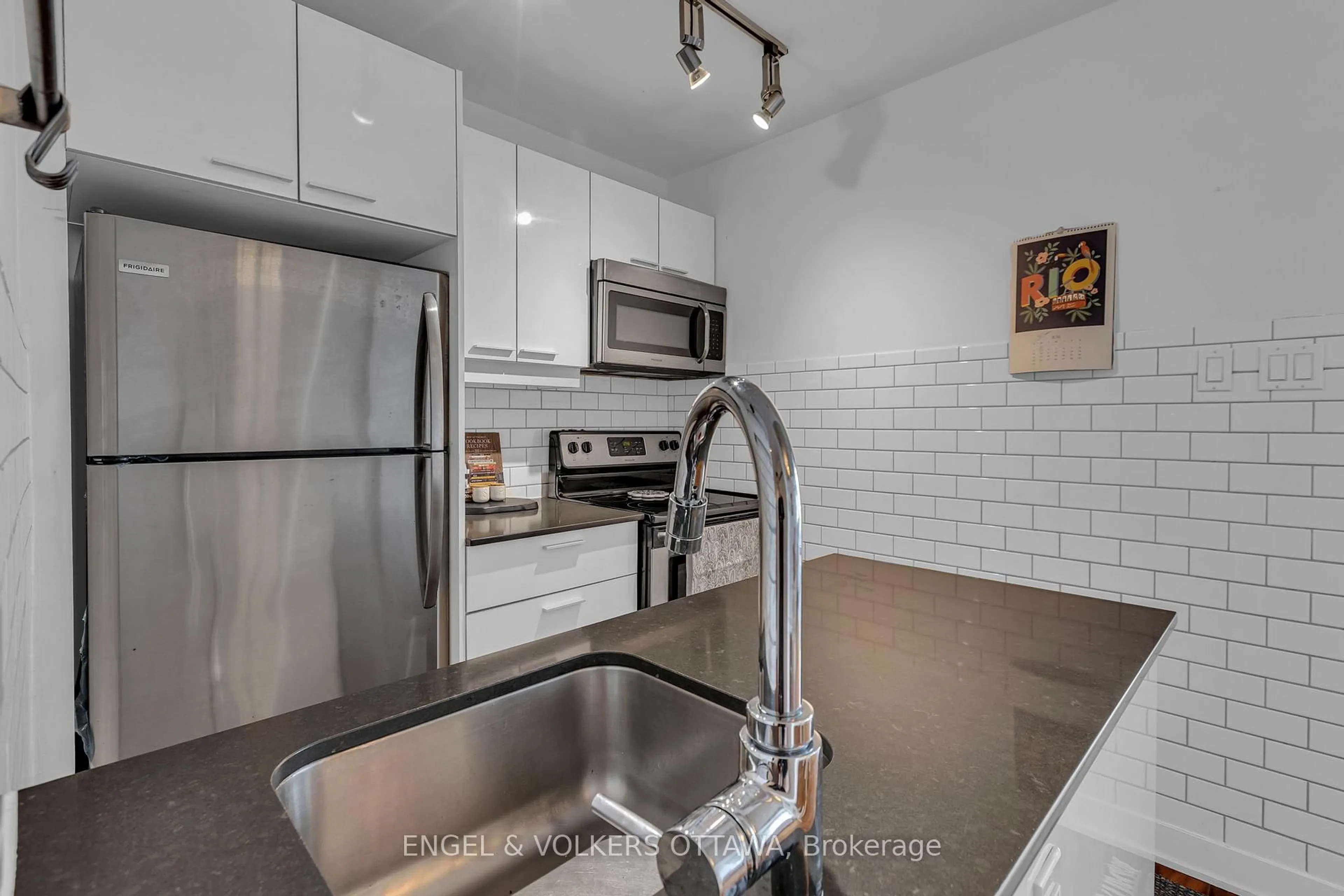 Standard kitchen, ceramic/tile floor for 354 GLADSTONE Ave #415, Ottawa Ontario K2P 0R4