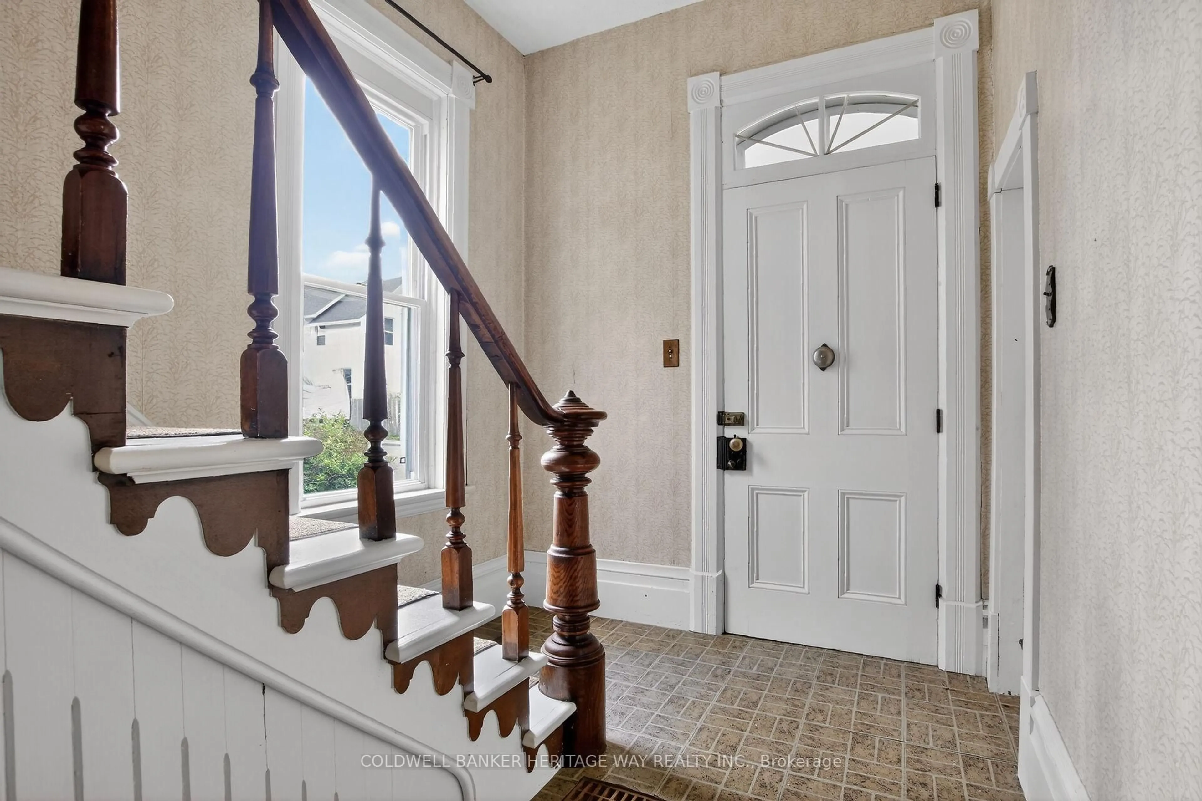 Indoor entryway for 125 Charles St, Carleton Place Ontario K7C 2Y4