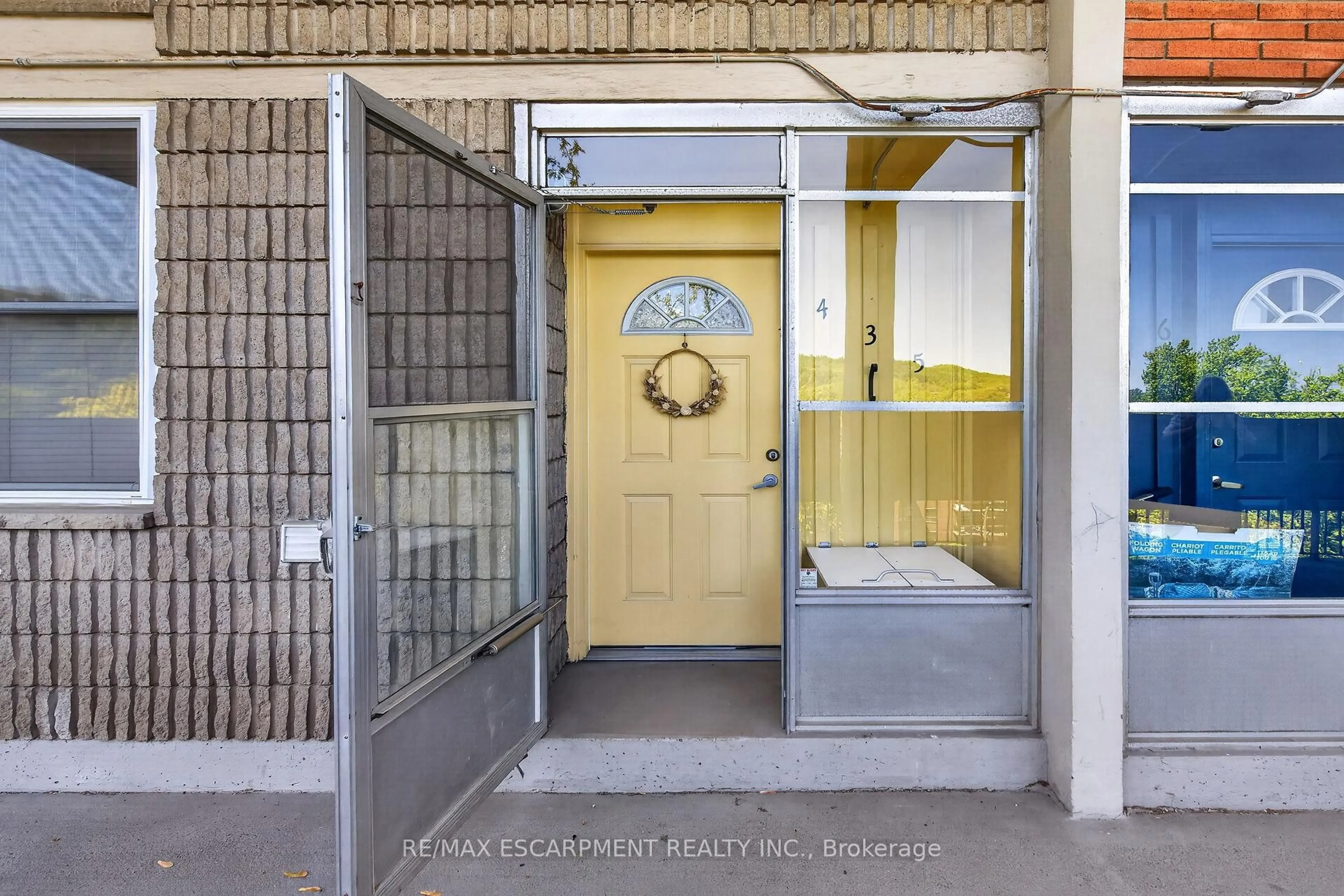 Indoor entryway for 350 Quigley Rd #435, Hamilton Ontario L8K 5N2