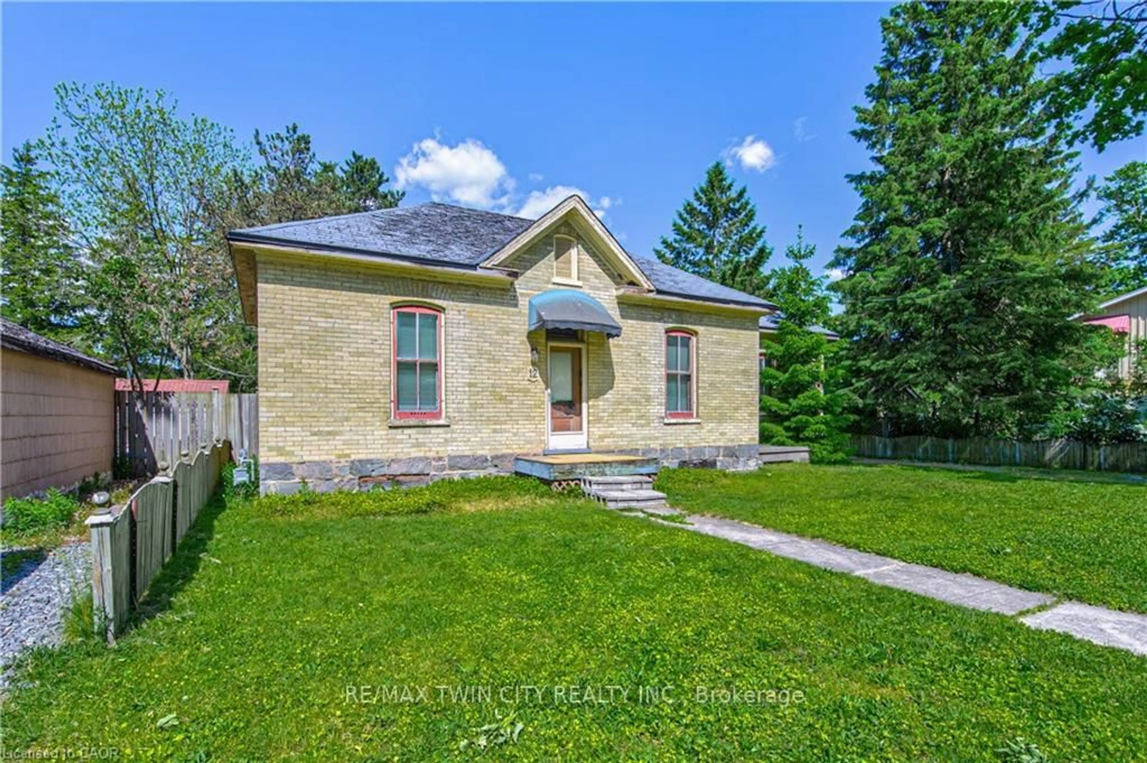 Home with brick exterior material, building for 12 MYRTLE Ave, Cambridge Ontario N1S 2R9
