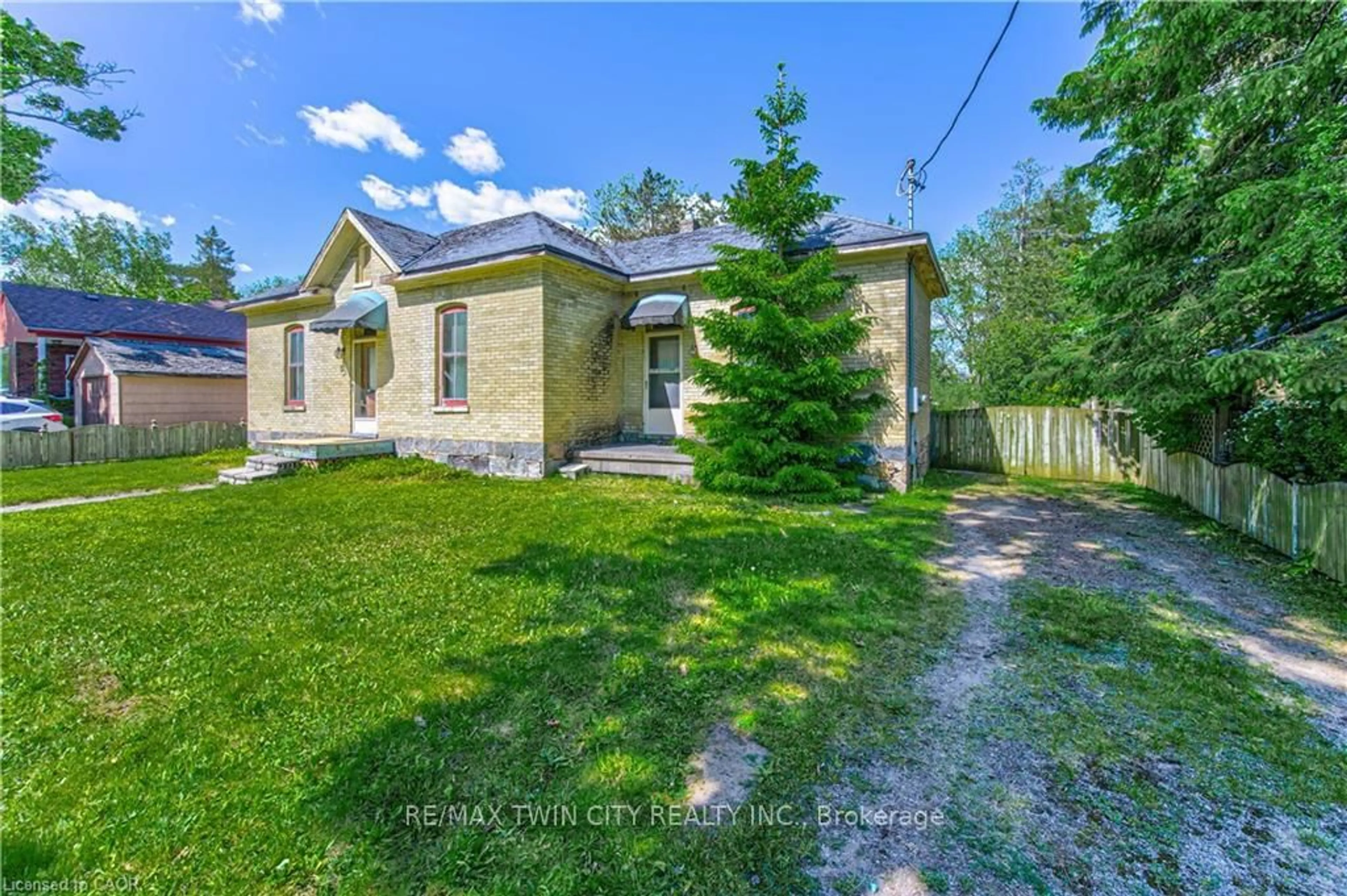 A pic from outside/outdoor area/front of a property/back of a property/a pic from drone, building for 12 MYRTLE Ave, Cambridge Ontario N1S 2R9