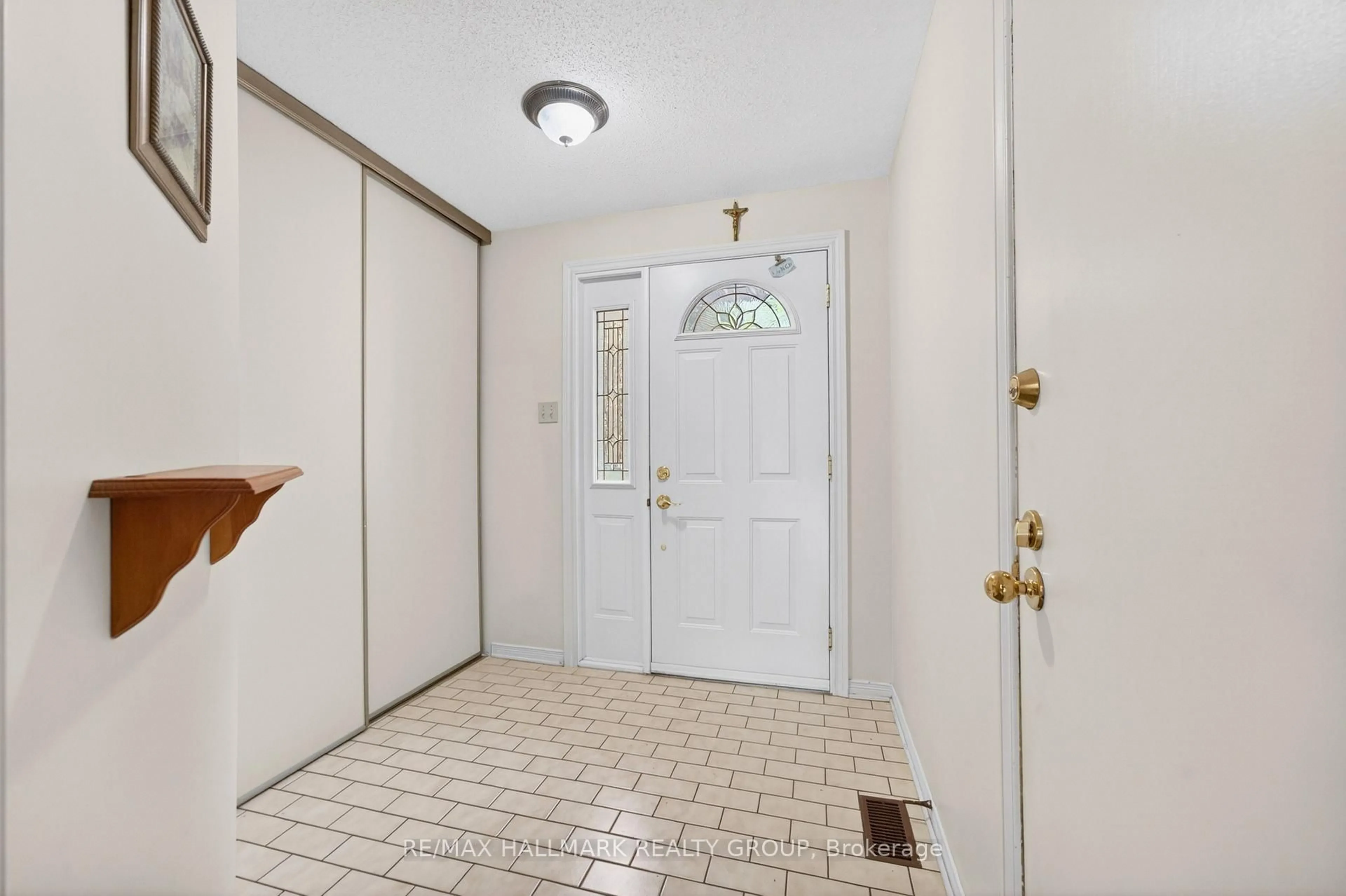 Indoor entryway for 97 Flanders St, Ottawa Ontario K2J 3K2