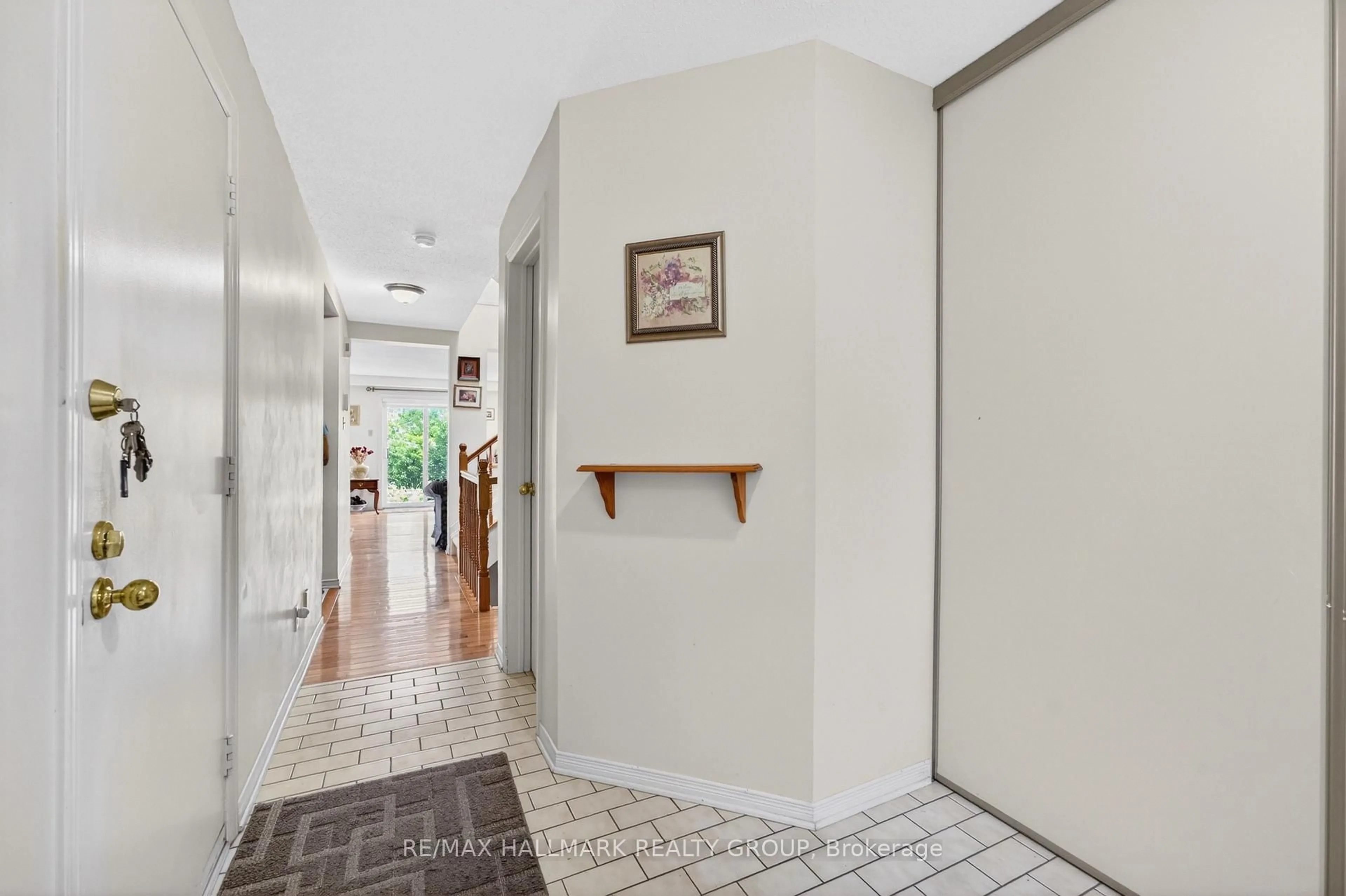 Indoor foyer for 97 Flanders St, Ottawa Ontario K2J 3K2