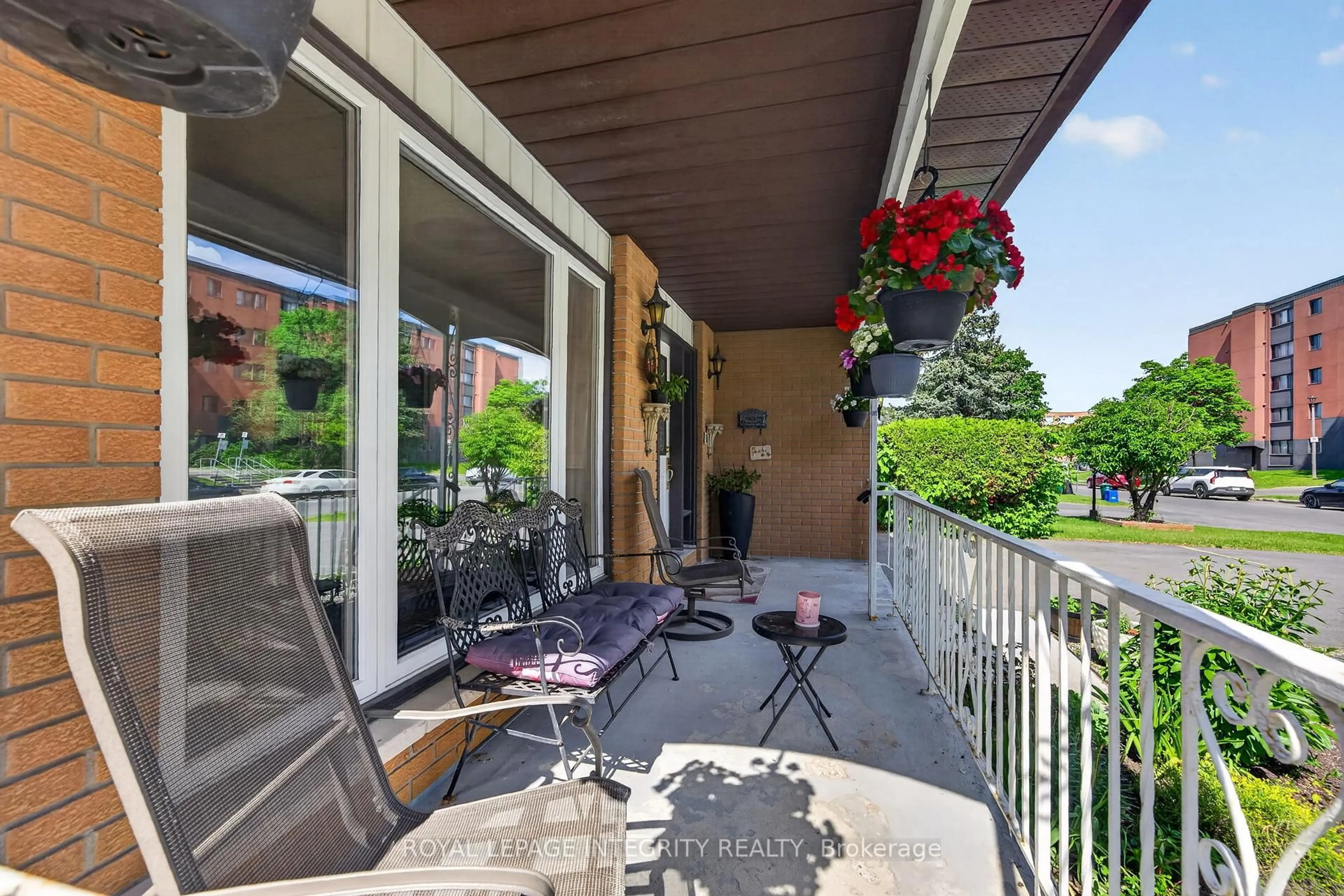 Patio, street for 1409 Lepage Ave, Ottawa Ontario K1Z 8M8