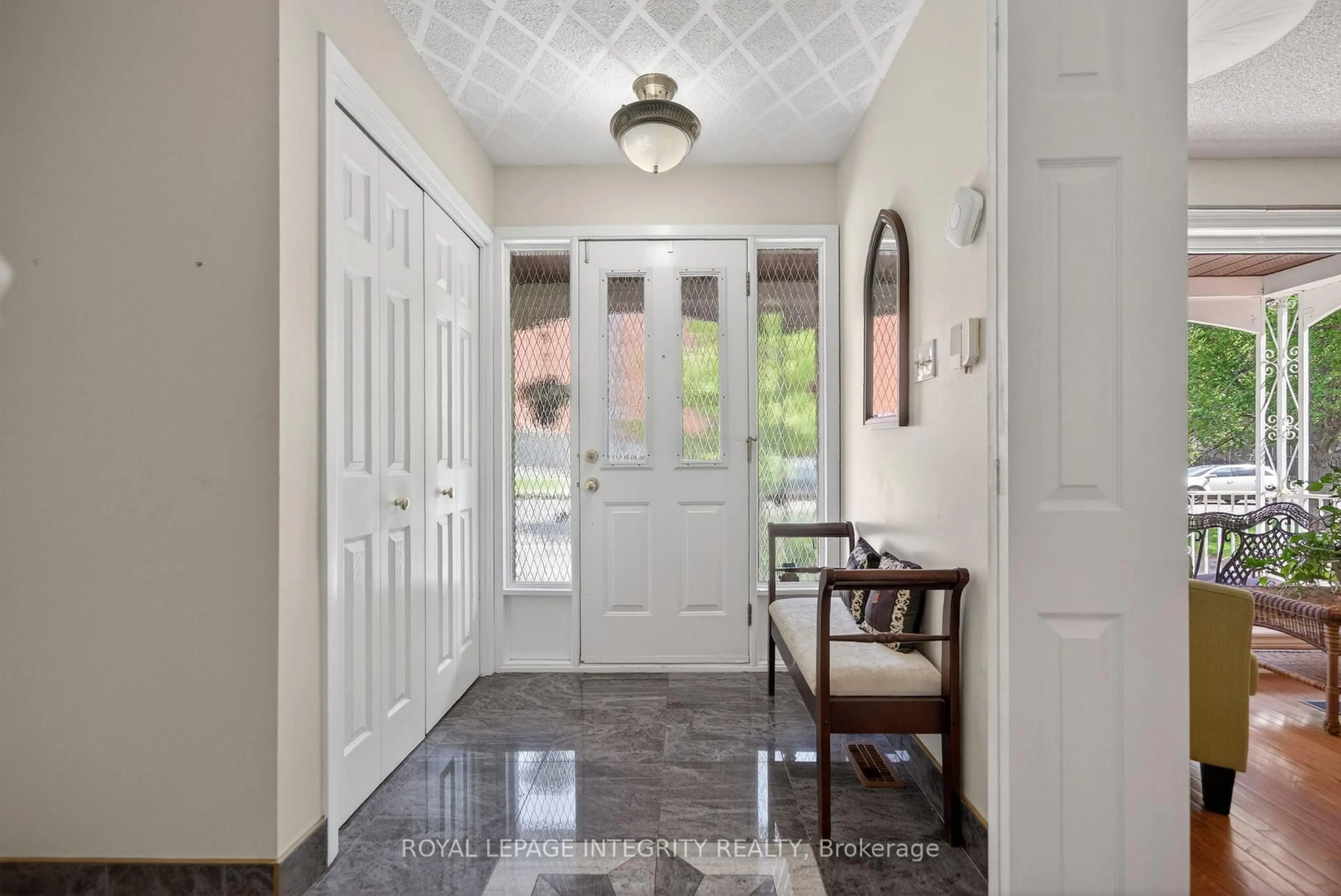 Indoor entryway for 1409 Lepage Ave, Ottawa Ontario K1Z 8M8