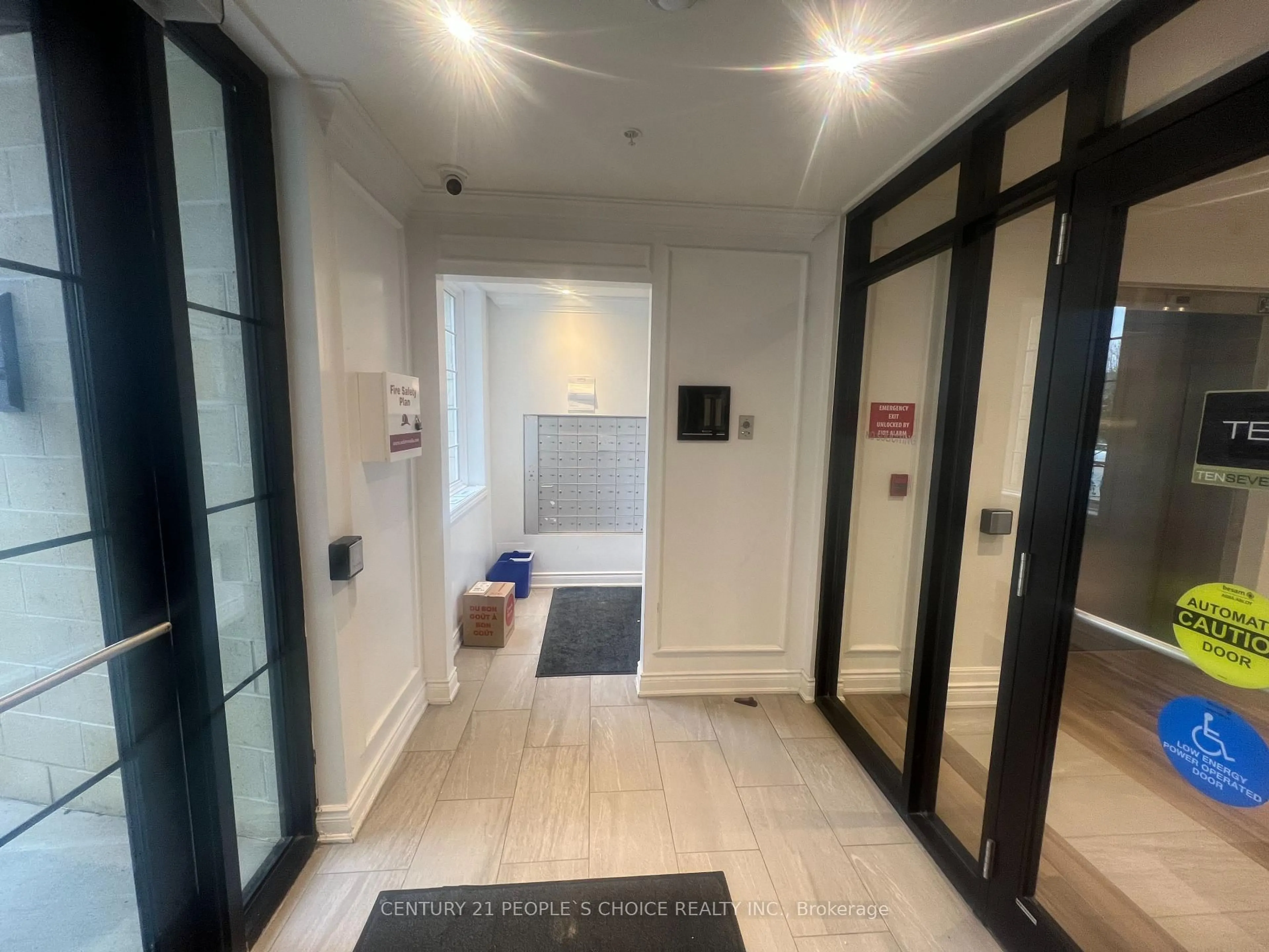 Indoor foyer for 1077 Gordon St #119, Guelph Ontario N1G 0E3