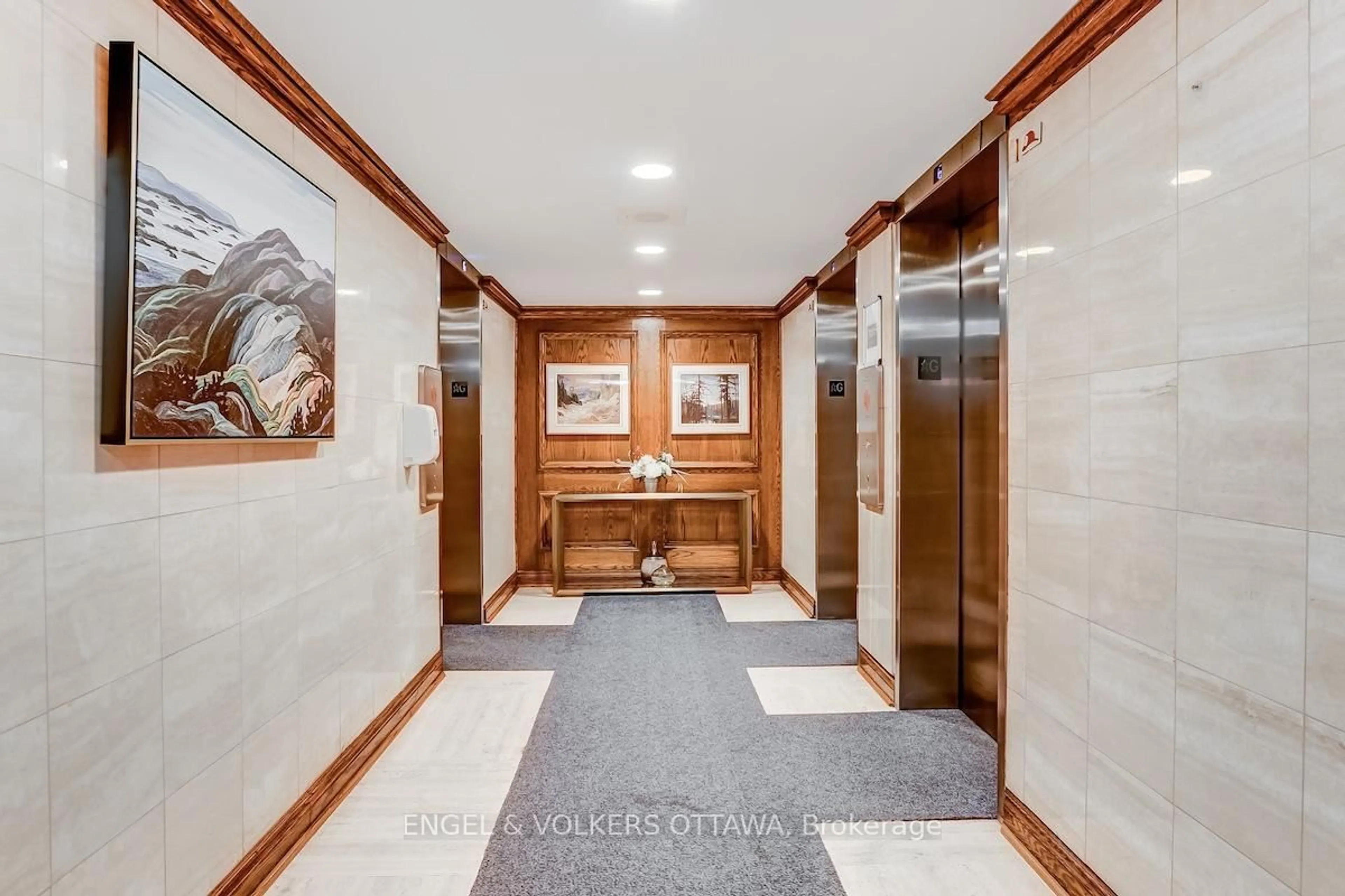 Indoor foyer for 500 Laurier Ave #2504, Ottawa Ontario K1R 5E1