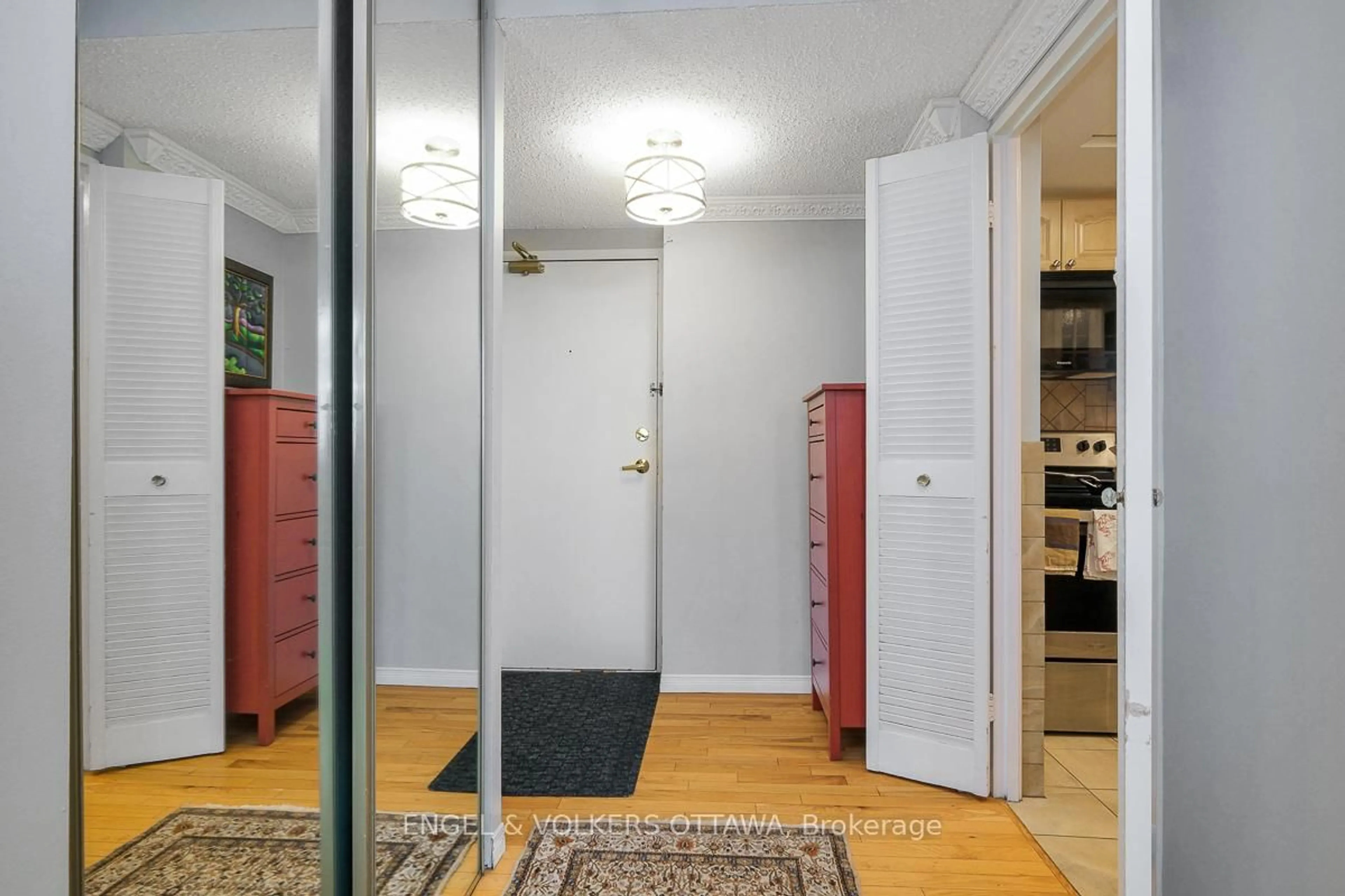 Indoor entryway for 500 Laurier Ave #2504, Ottawa Ontario K1R 5E1