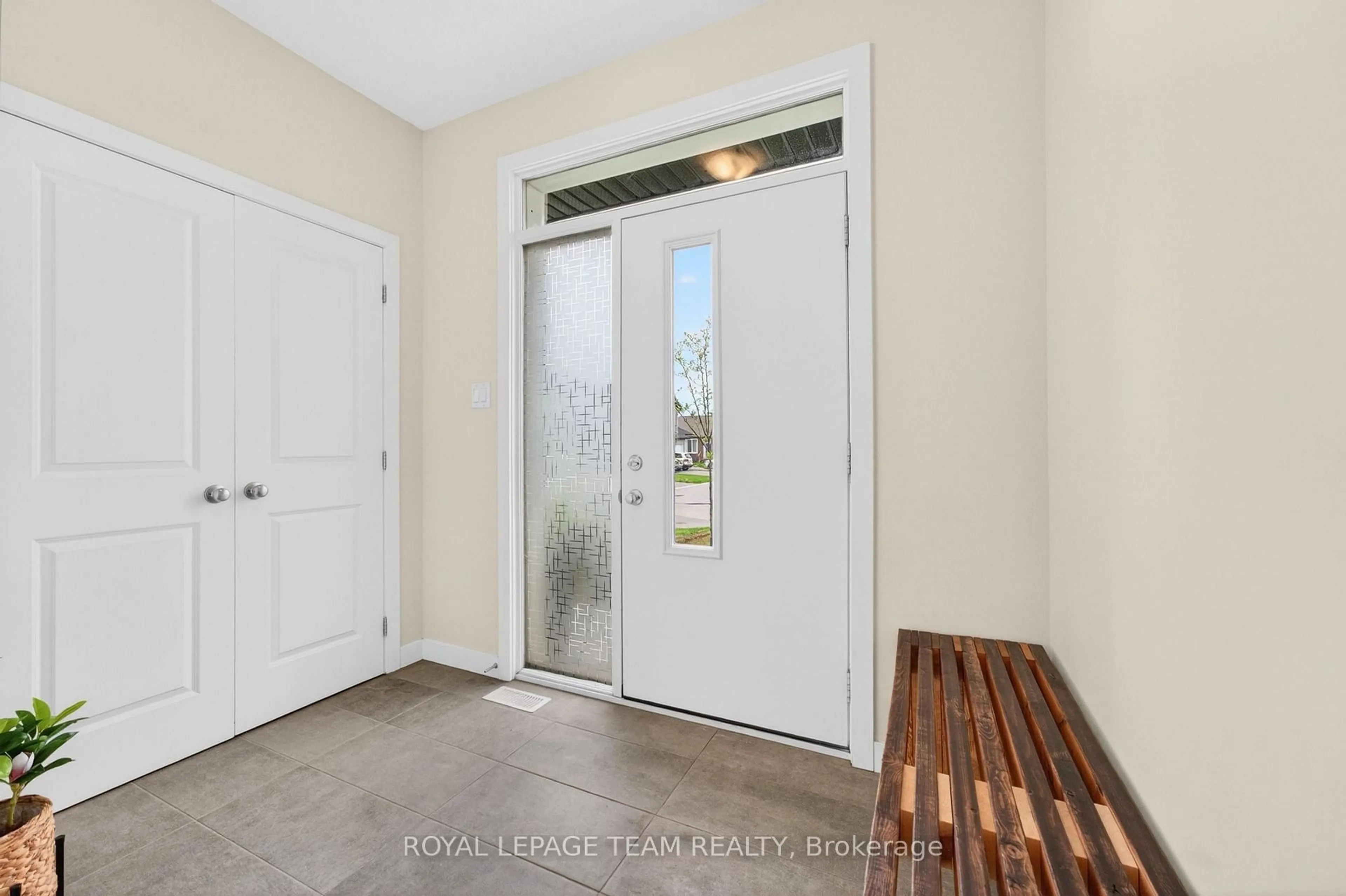 Indoor entryway for 16 Stanzel Dr, Carleton Place Ontario K7C 0H8
