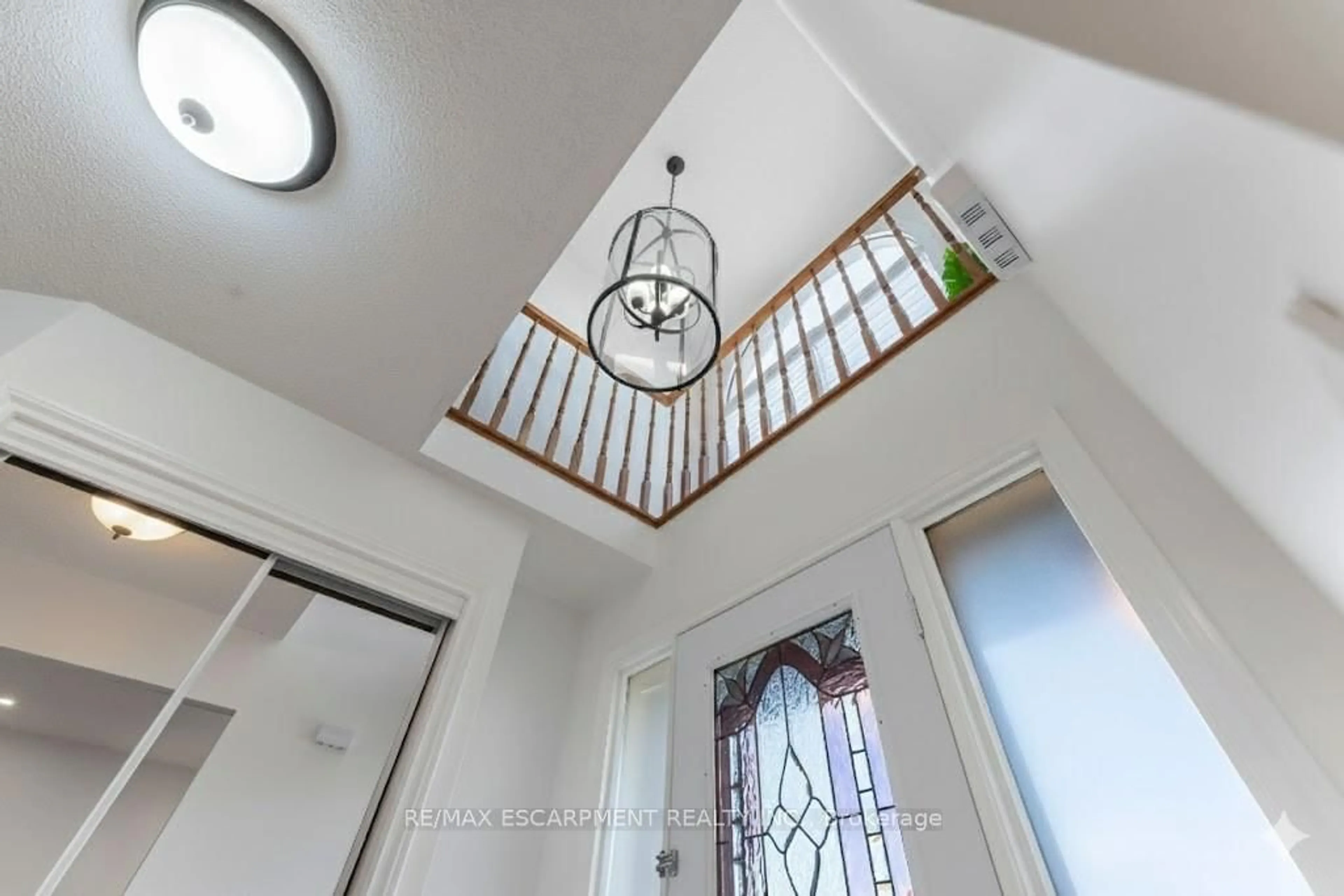 Indoor foyer for 113 Greenshire Dr, Hamilton Ontario L9C 7G5