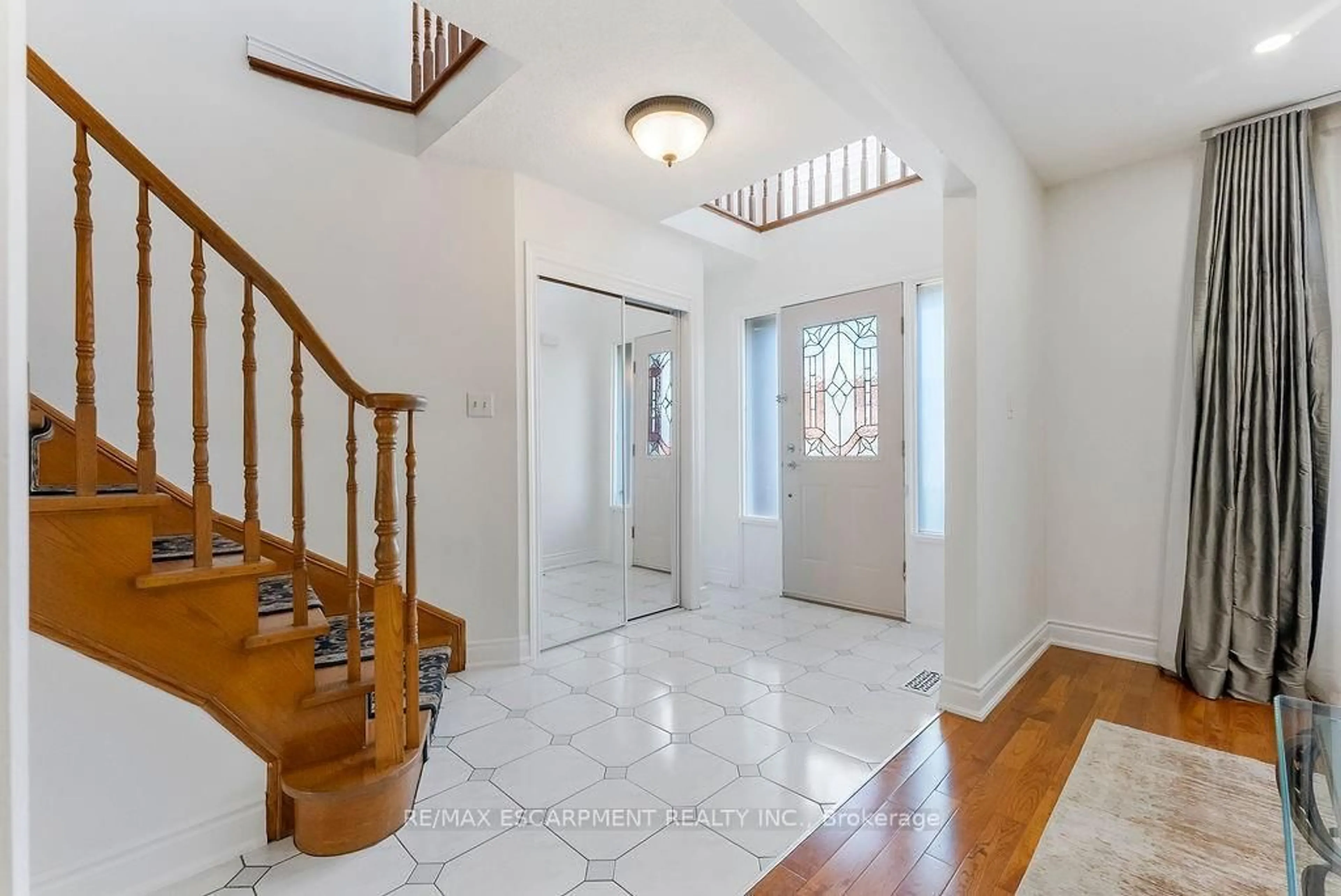 Indoor foyer for 113 Greenshire Dr, Hamilton Ontario L9C 7G5