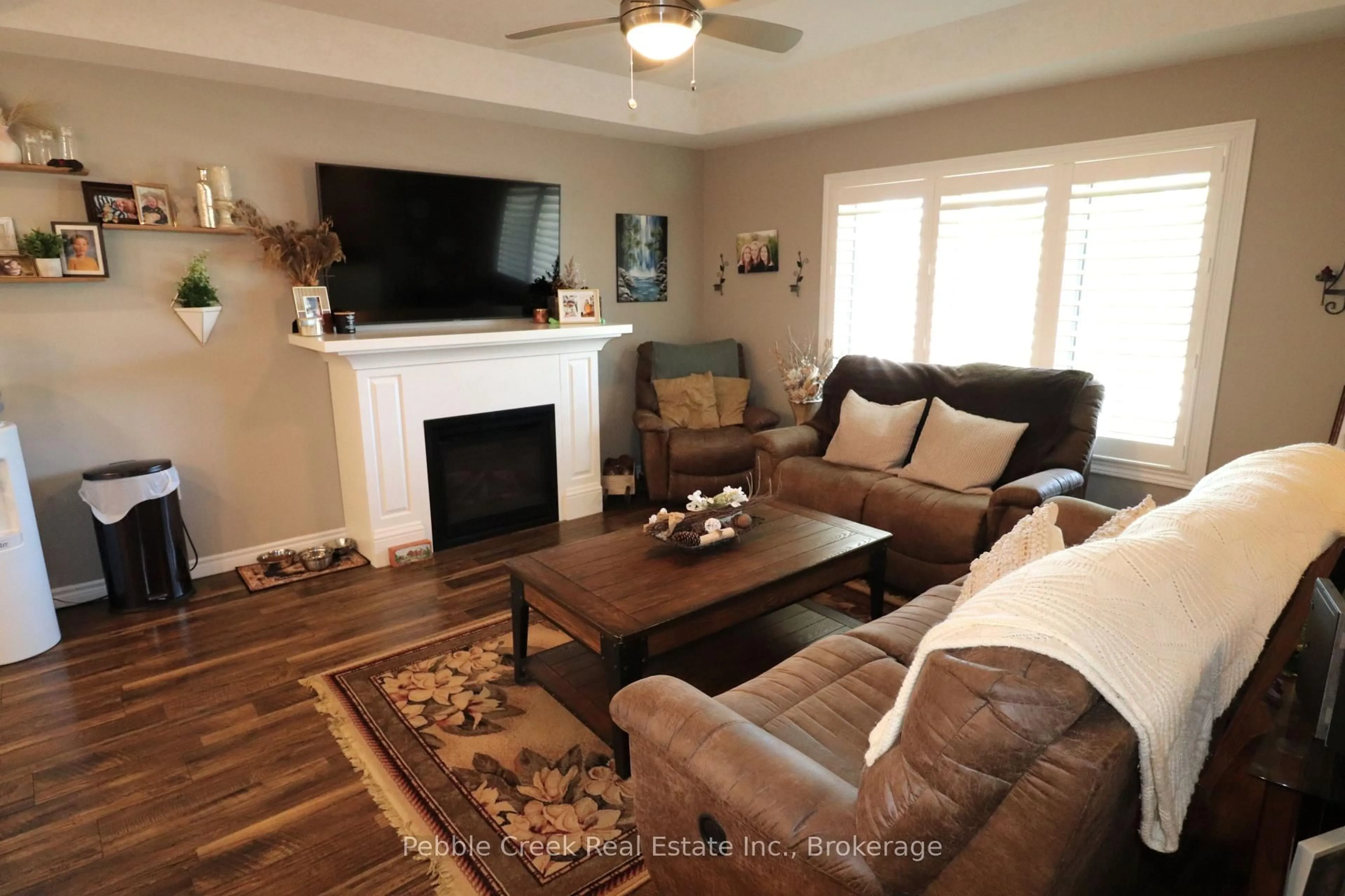 Living room with furniture, unknown for 24 Huron Heights Dr, Ashfield-Colborne-Wawanosh Ontario N7A 0B1
