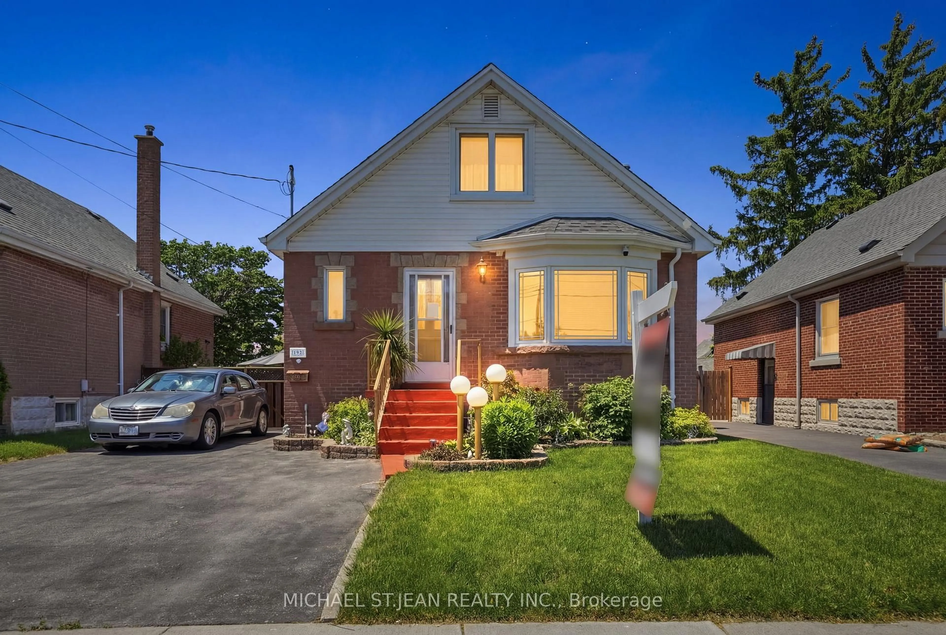 Home with brick exterior material, street for 192 Parkdale Ave, Hamilton Ontario L8K 3P4