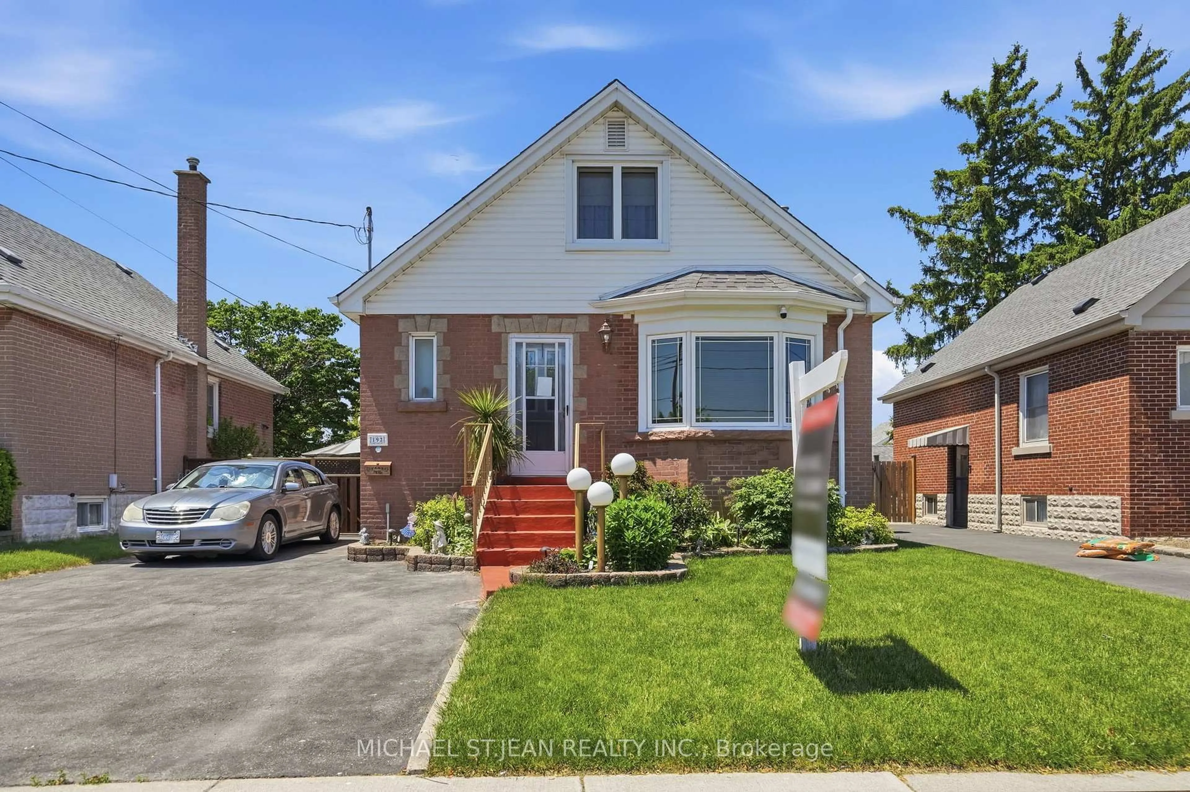 Home with brick exterior material, street for 192 Parkdale Ave, Hamilton Ontario L8K 3P4