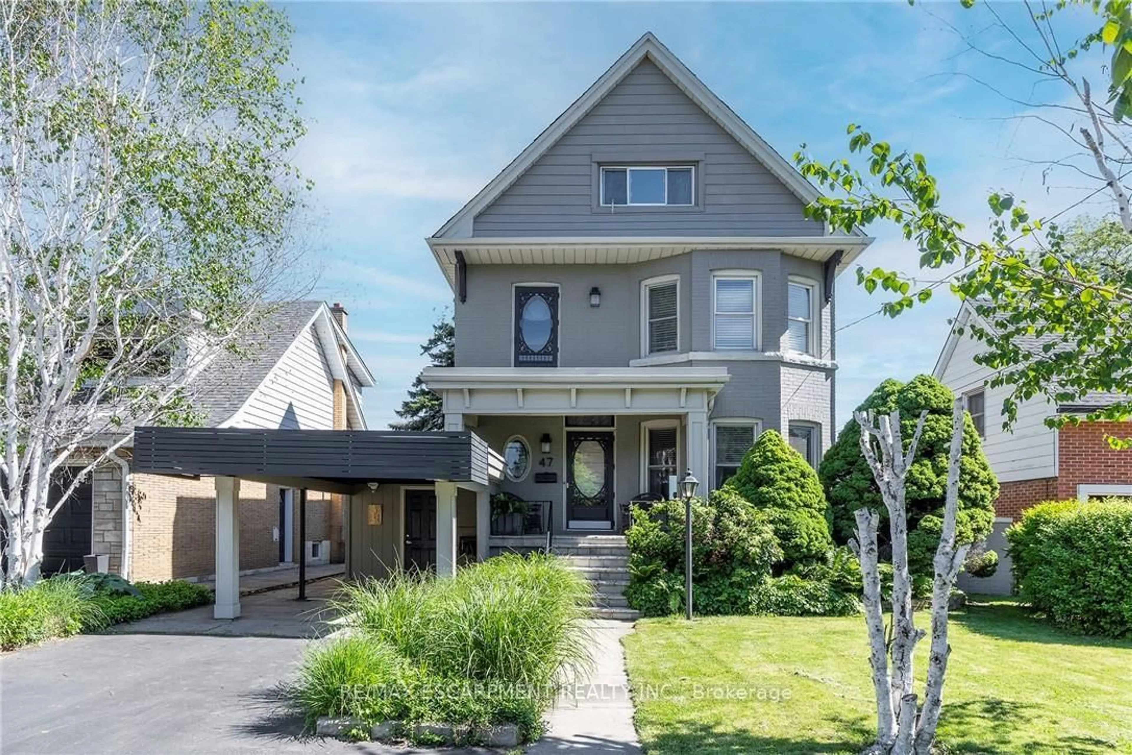 Home with vinyl exterior material, street for 47 Mountain Park Ave, Hamilton Ontario L9A 1A1