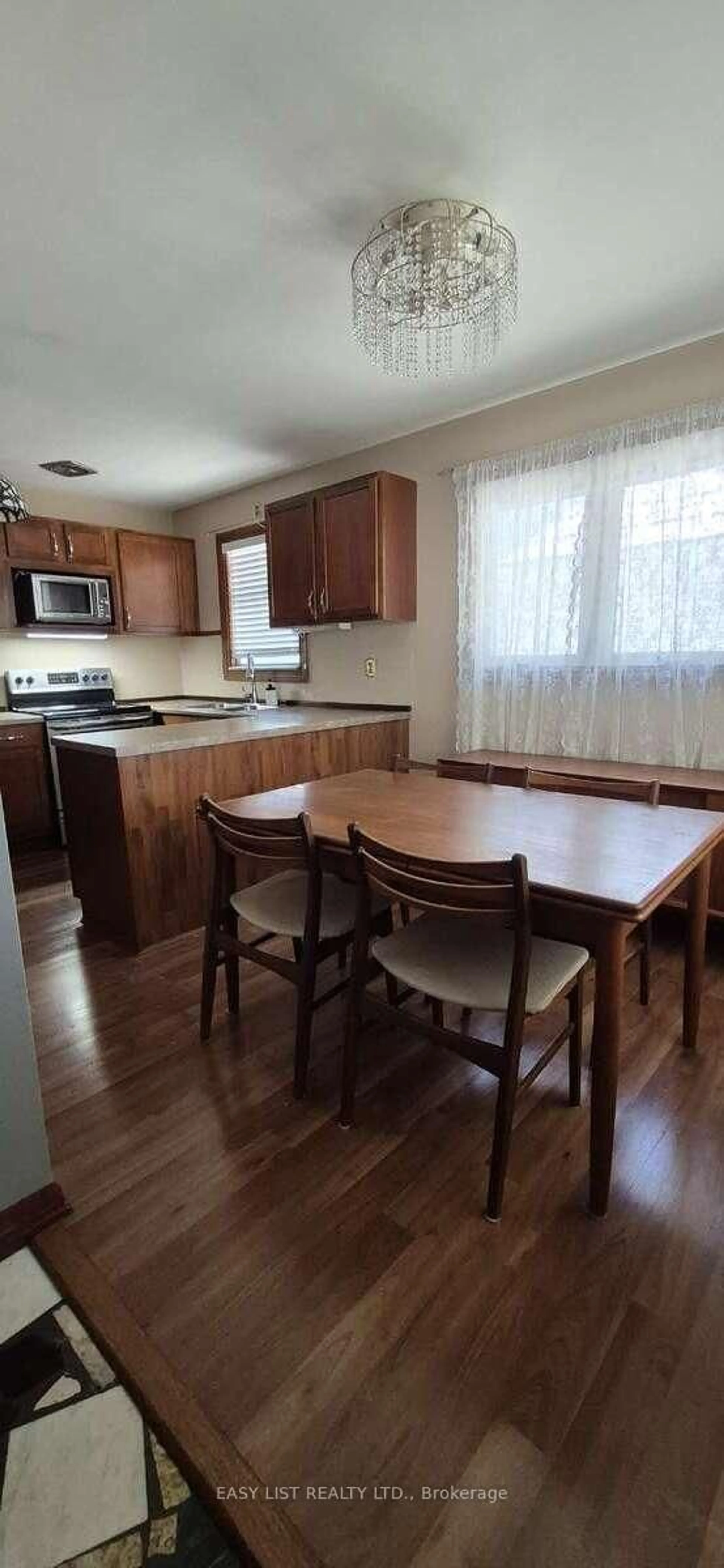 Standard kitchen, wood/laminate floor for 2371 Alexis Rd, Windsor Ontario N8W 3Z2