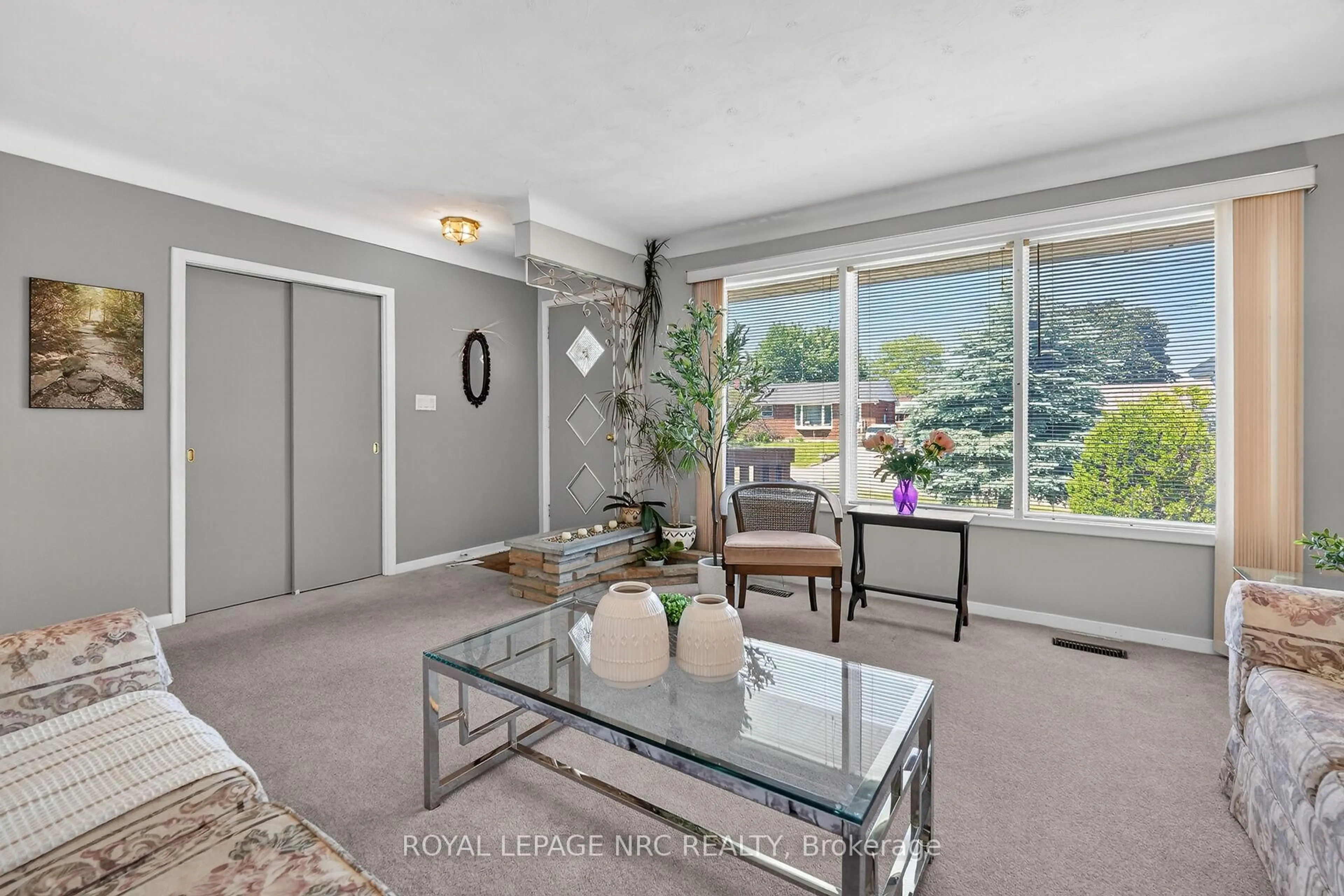Living room with furniture, unknown for 4103 Barry Dr, Lincoln Ontario L3J 0L3