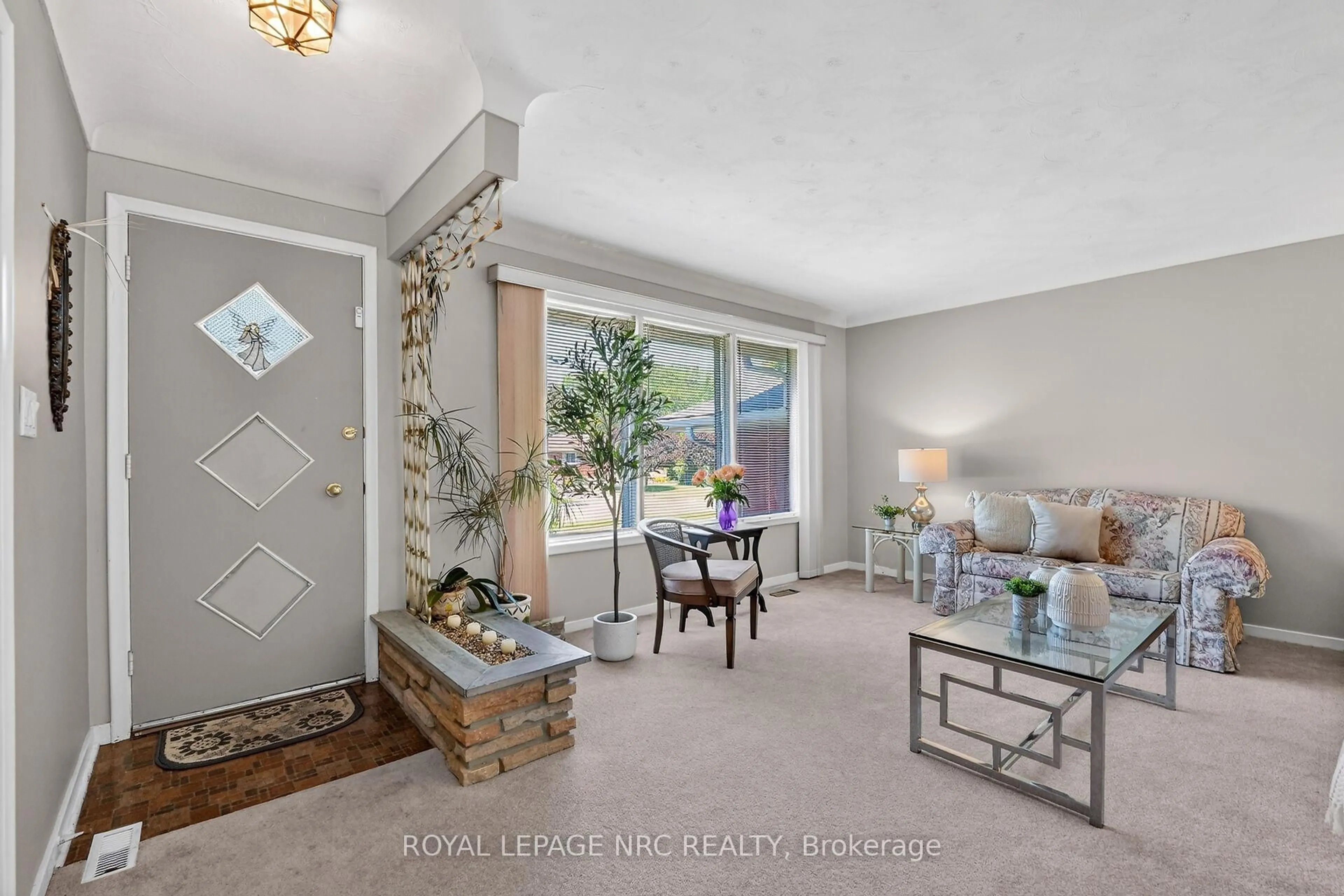 Indoor entryway for 4103 Barry Dr, Lincoln Ontario L3J 0L3